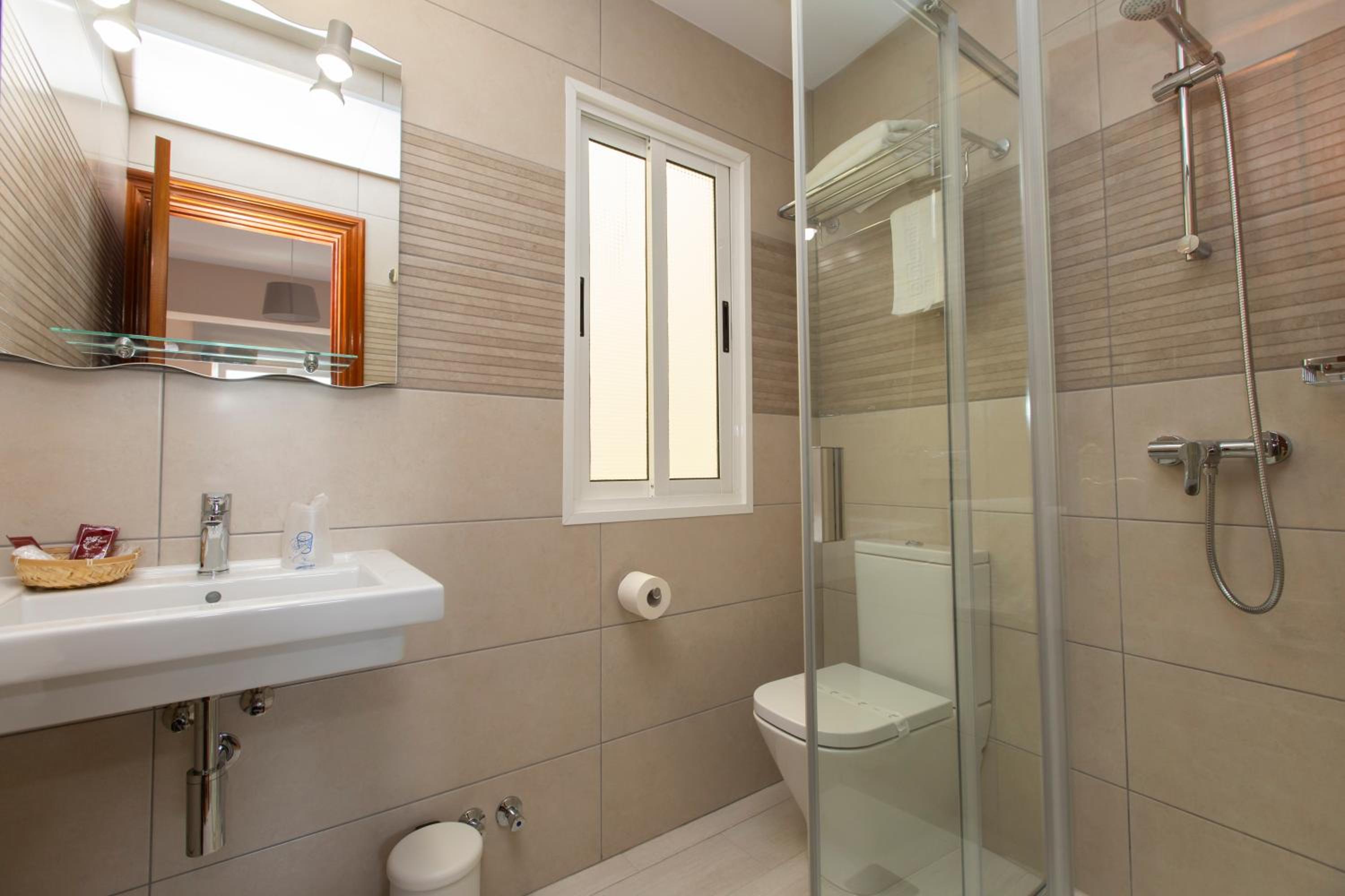 Double Room with Private Bathroom - Photo 5