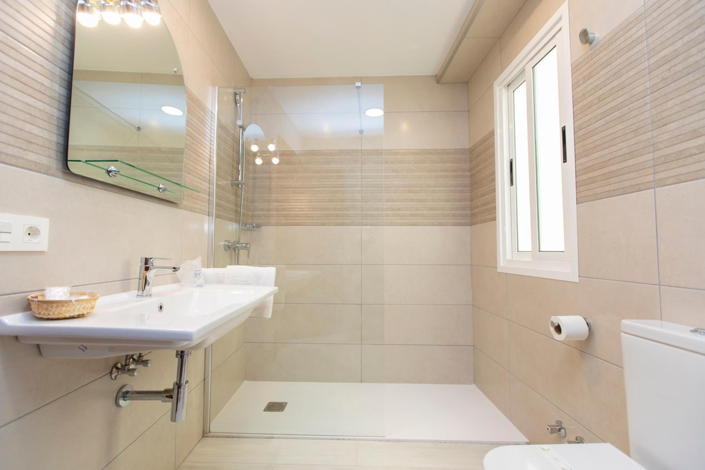 Quadruple Room with Balcony - Photo 11