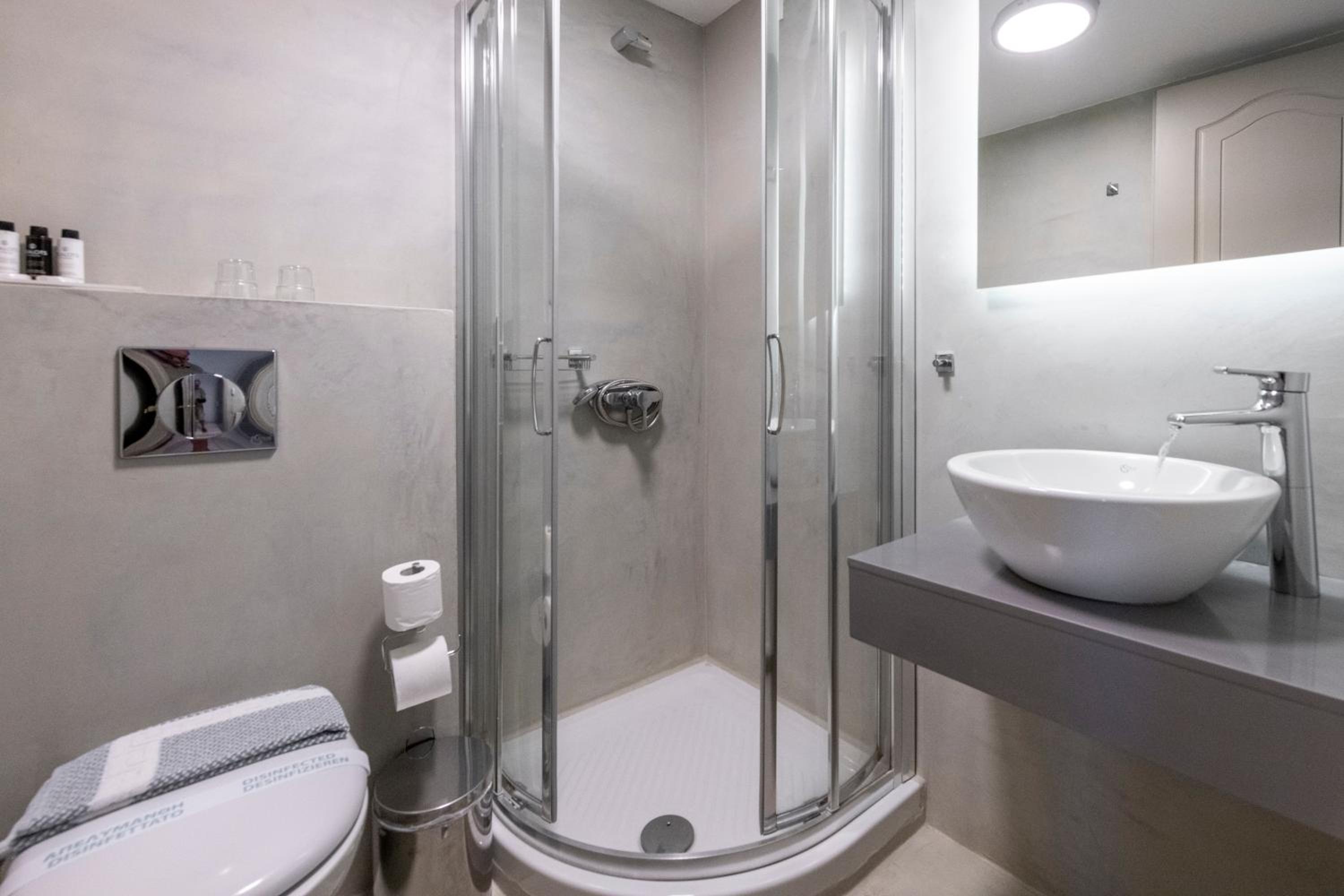 Double or Twin Room with Balcony - Photo 14
