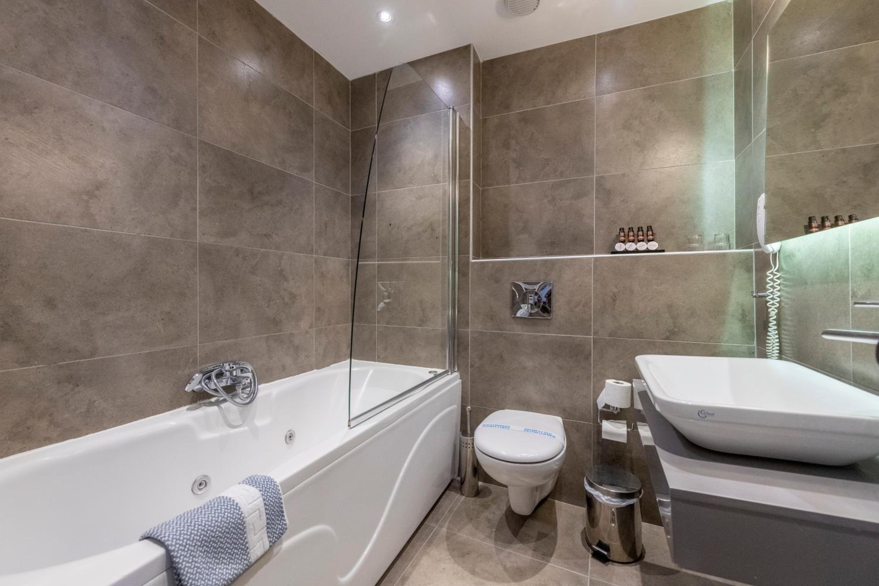 Premium Roof Top Suite with Spa Bath - Photo 15