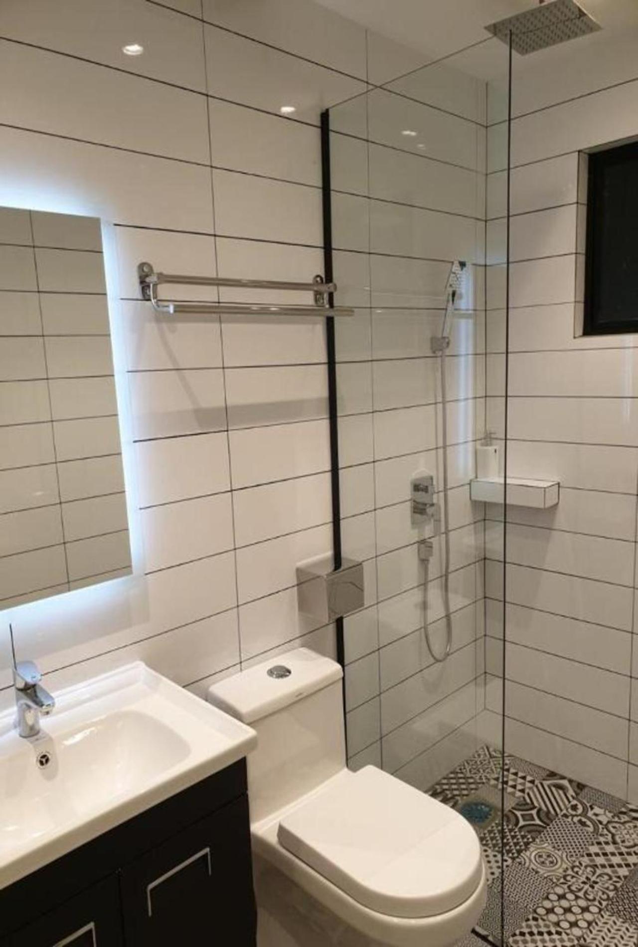 Family Room with Private Bathroom photo 2