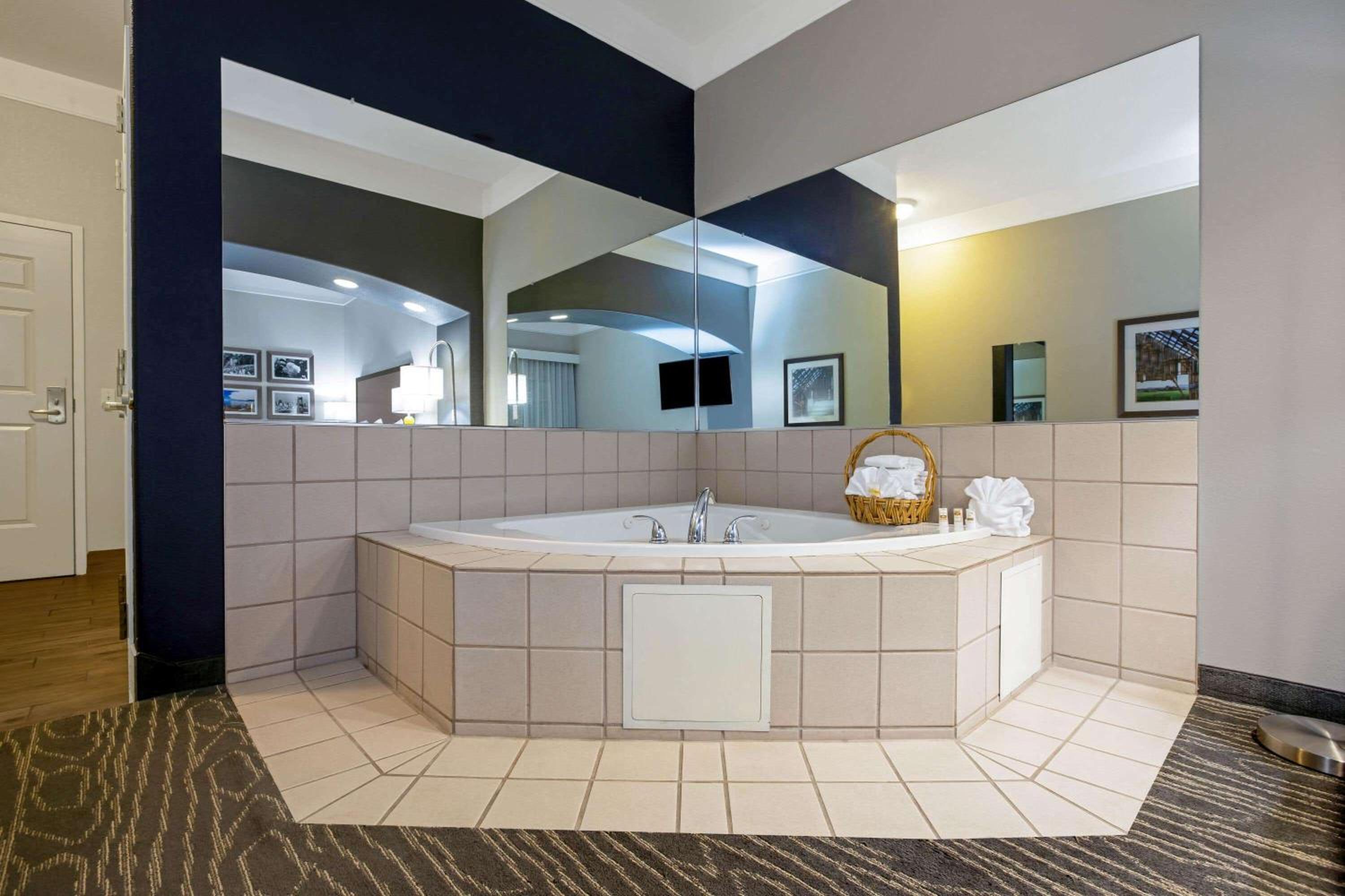 Deuxe King Studio Suite - Mobility Accessible/Non-Smoking - Photo 2