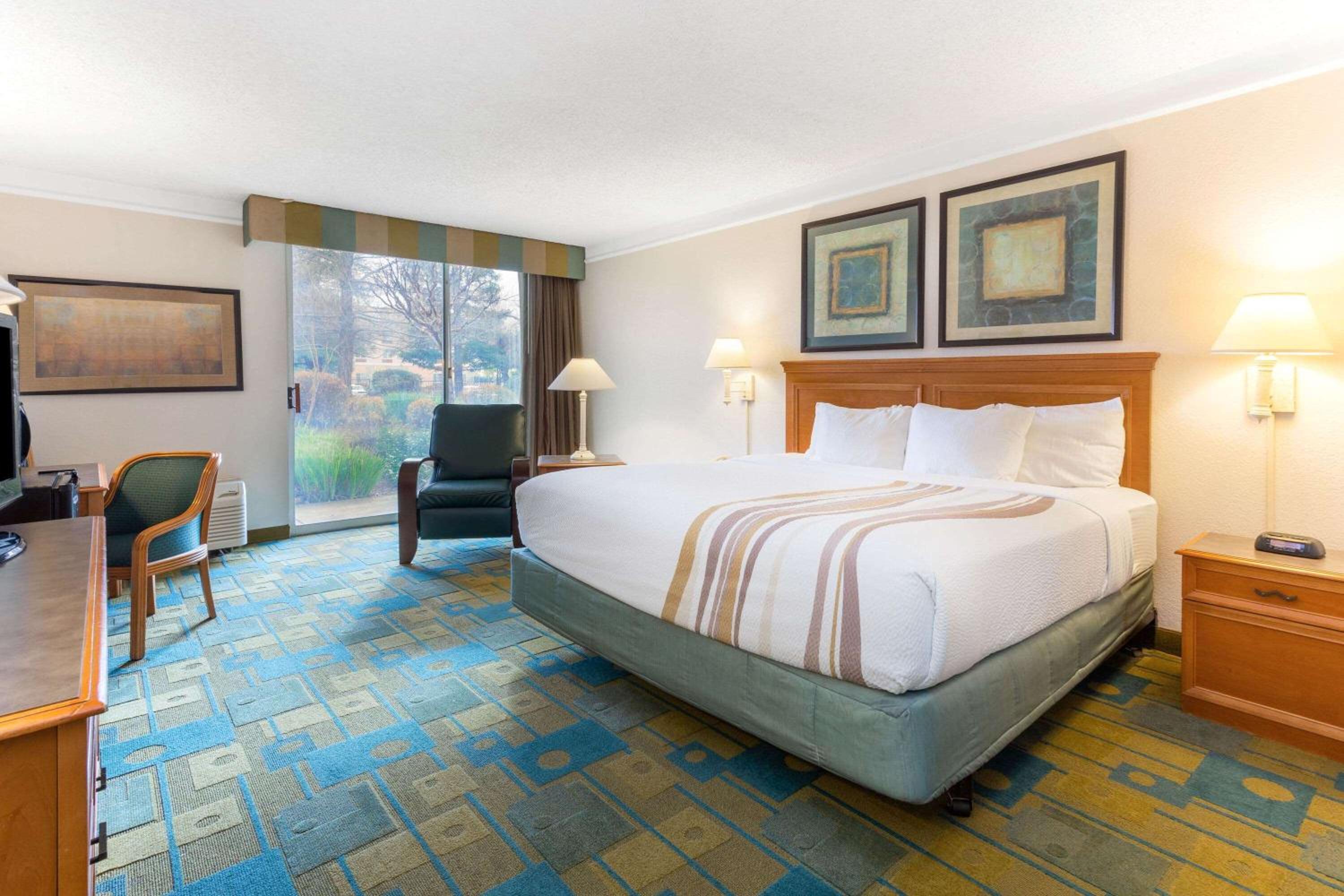Deluxe King Room - Non-Smoking photo 2