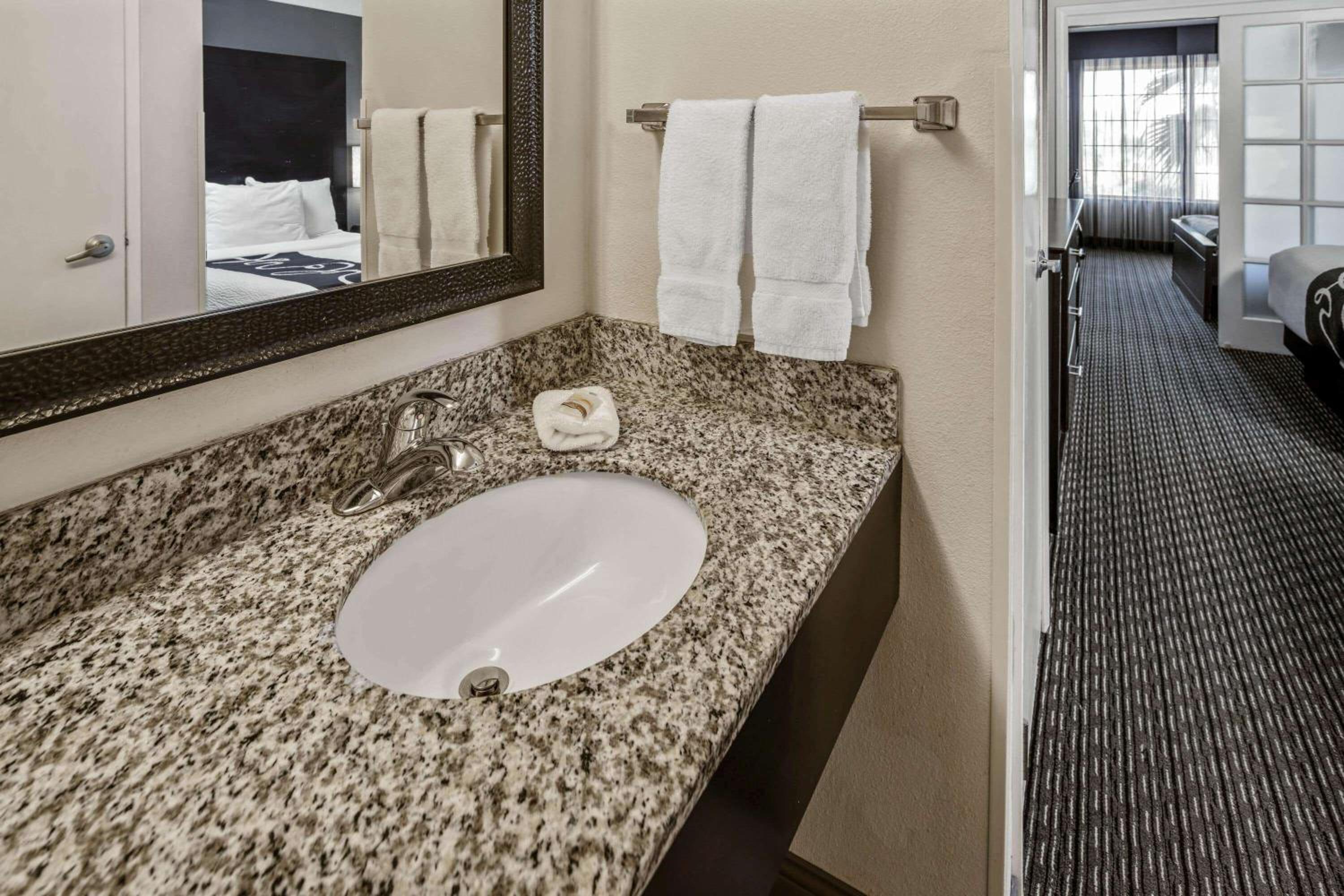 2 Full Beds, Suite - Photo 2