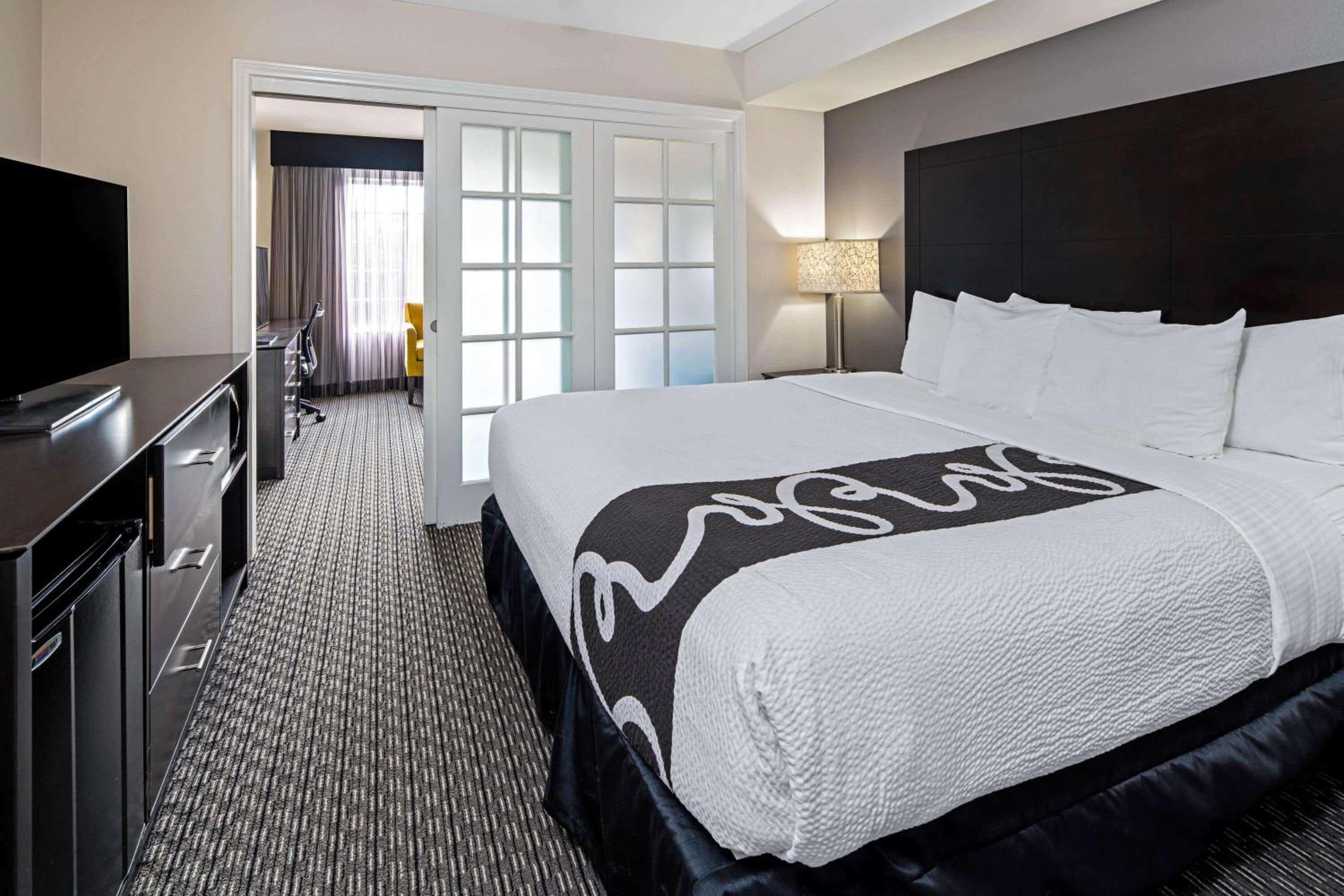 1 King Bed, Suite - Photo 4