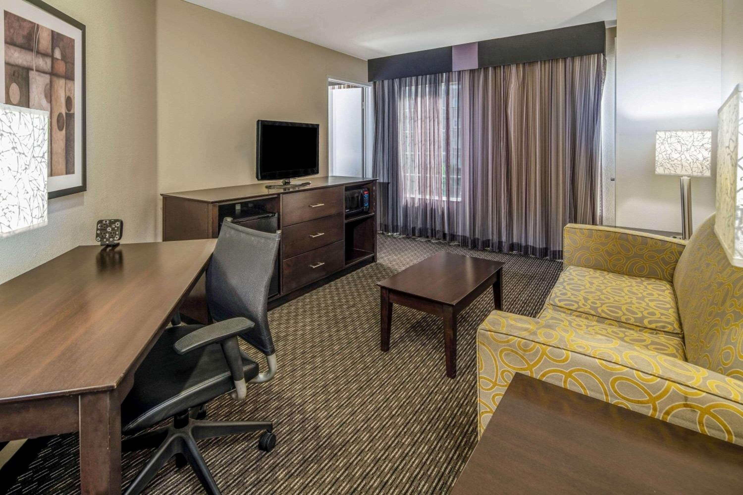 1 King Bed and 2 Full Beds, Suite - Photo 2