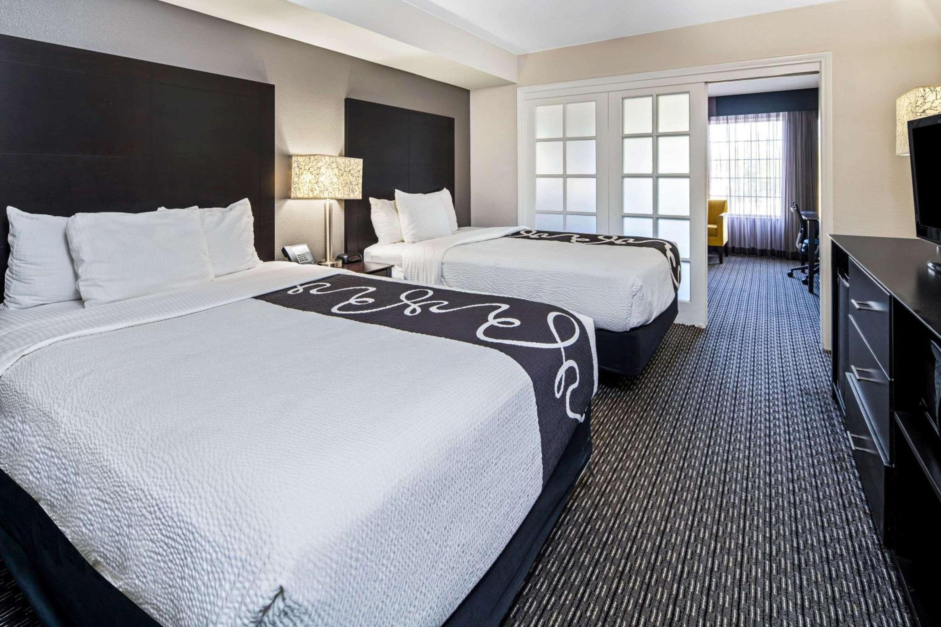 2 Full Beds, Suite - Photo 3