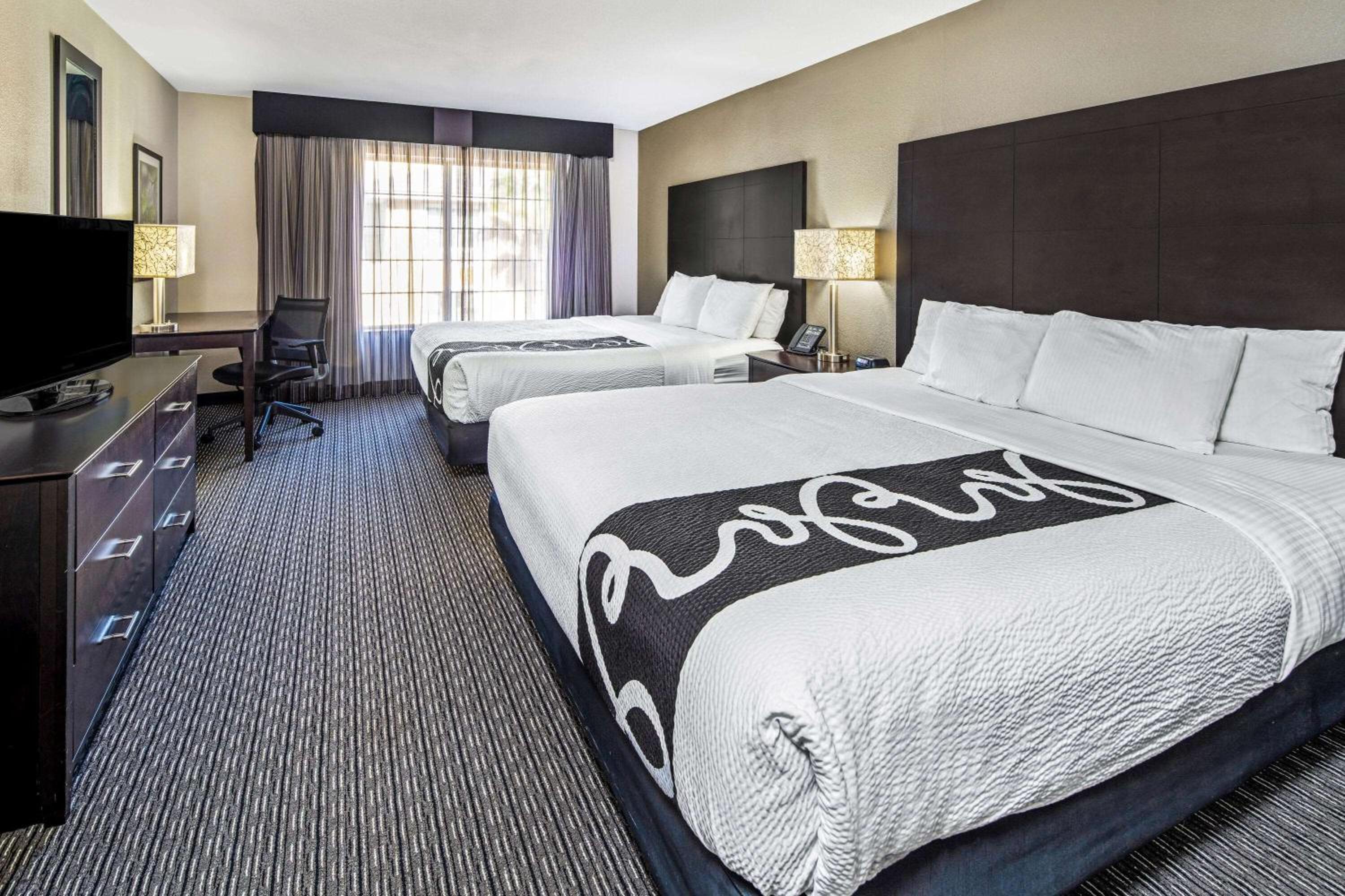 2 Full Beds, Suite - Photo 1