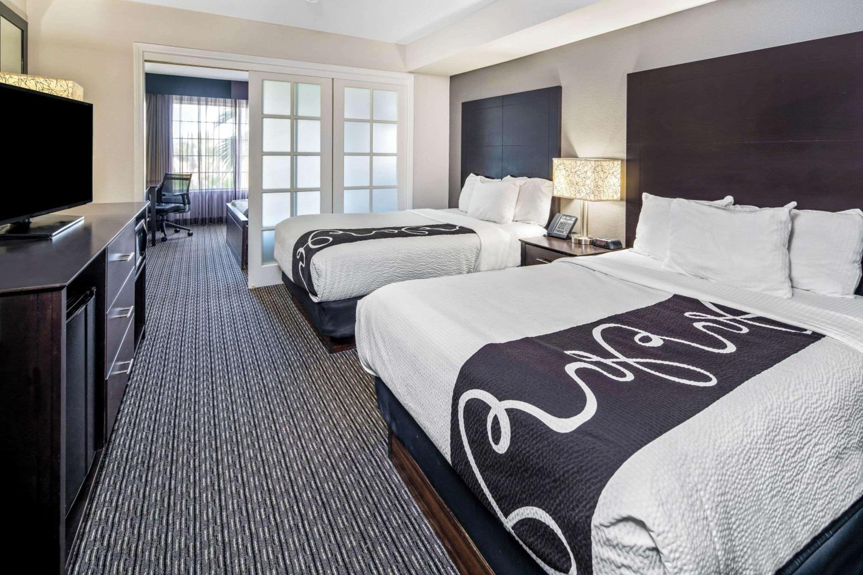 2 Full Beds, Suite - Photo 6