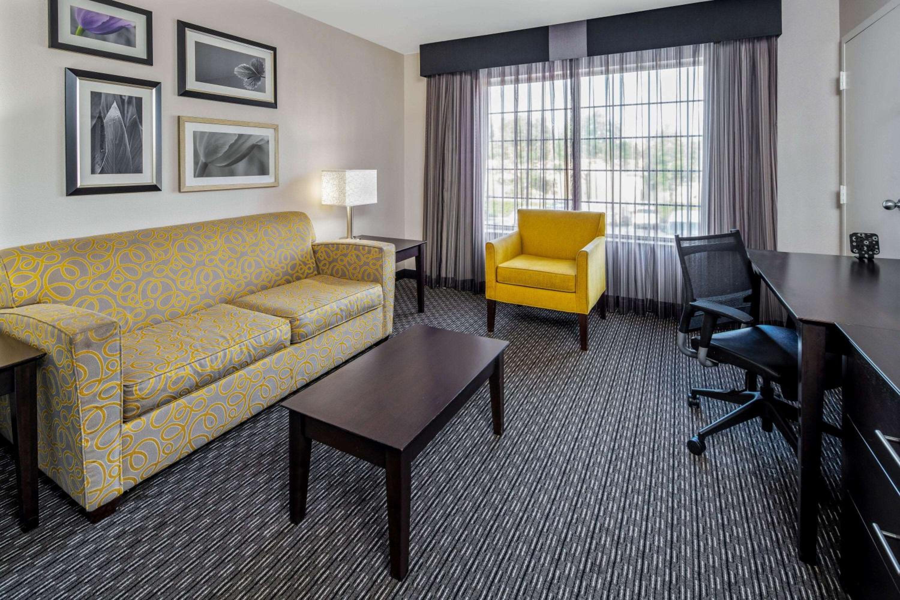 2 Full Beds, Suite - Photo 5