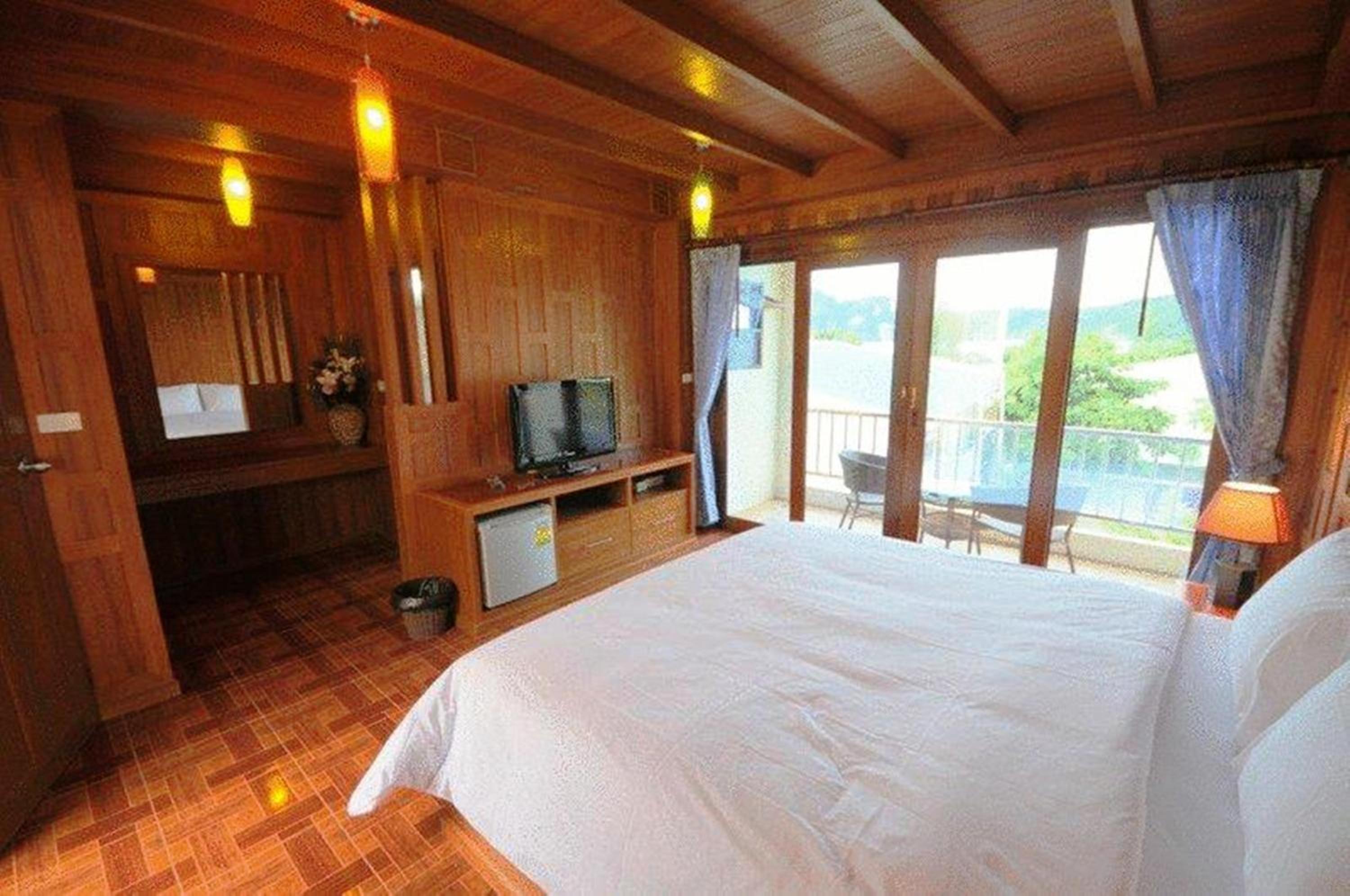 Deluxe Twin Room with Pool Access photo 3
