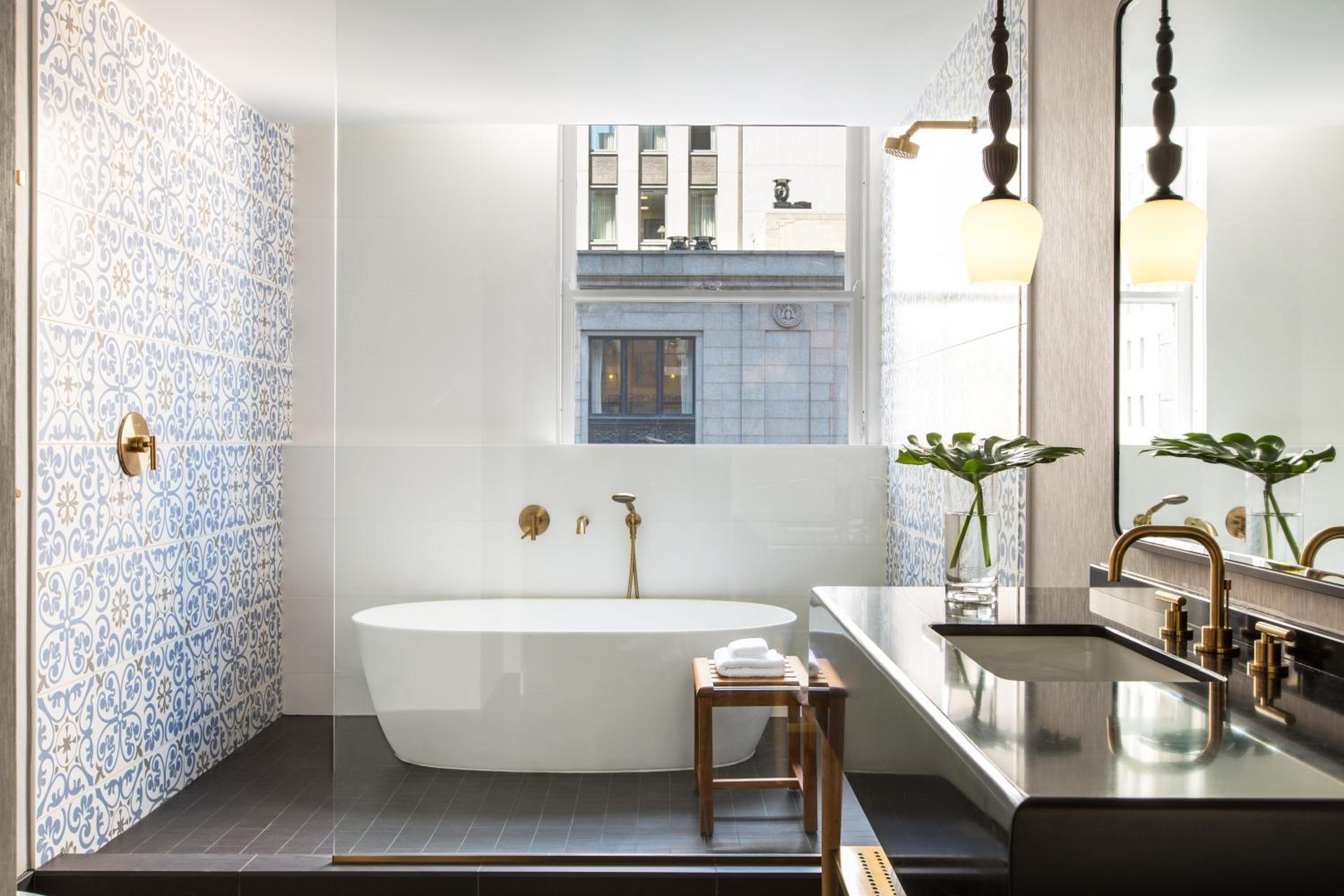 Premium King Room with Tub and Exercise Bike thumbnail 5