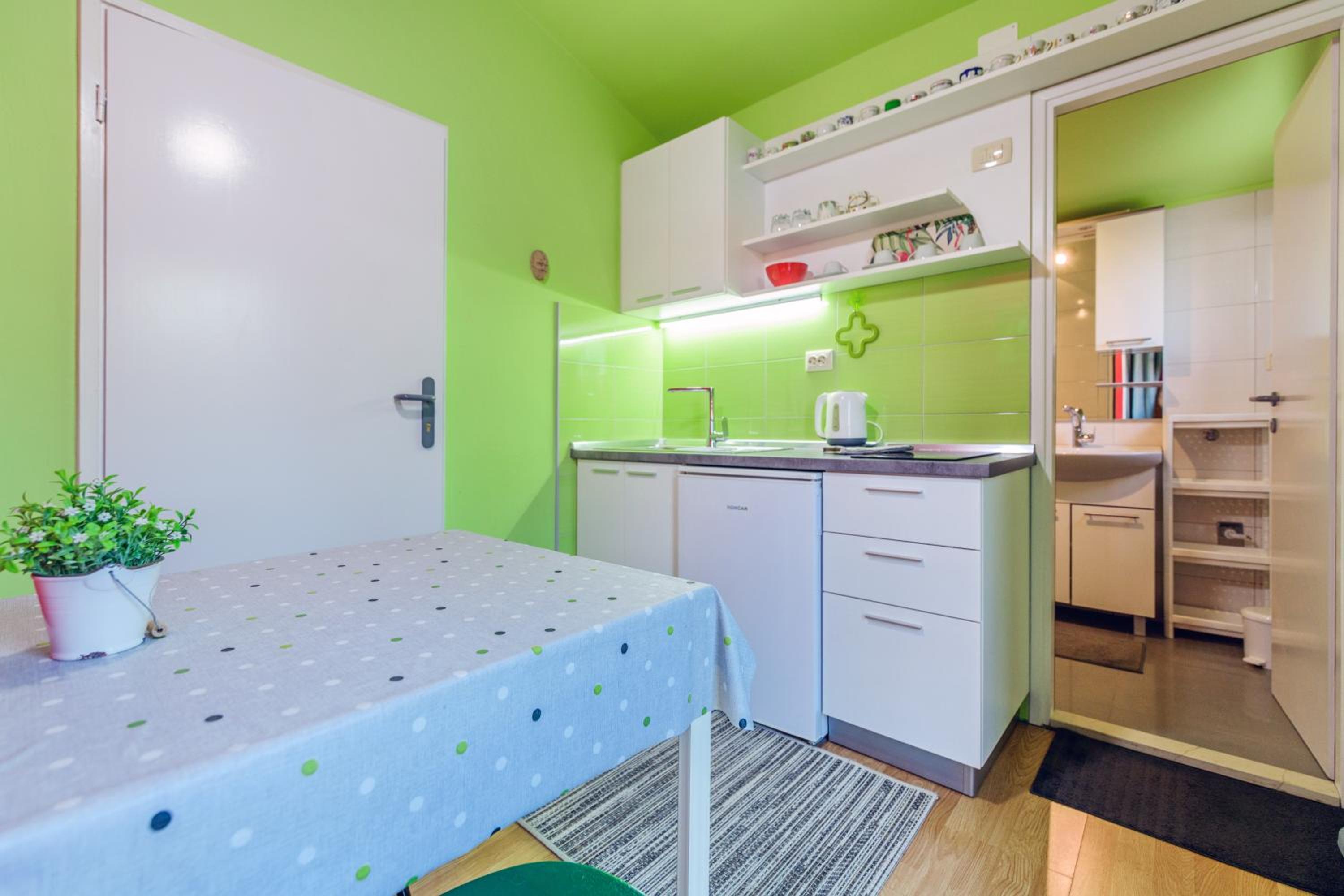 Apartment with Balcony - Photo 7