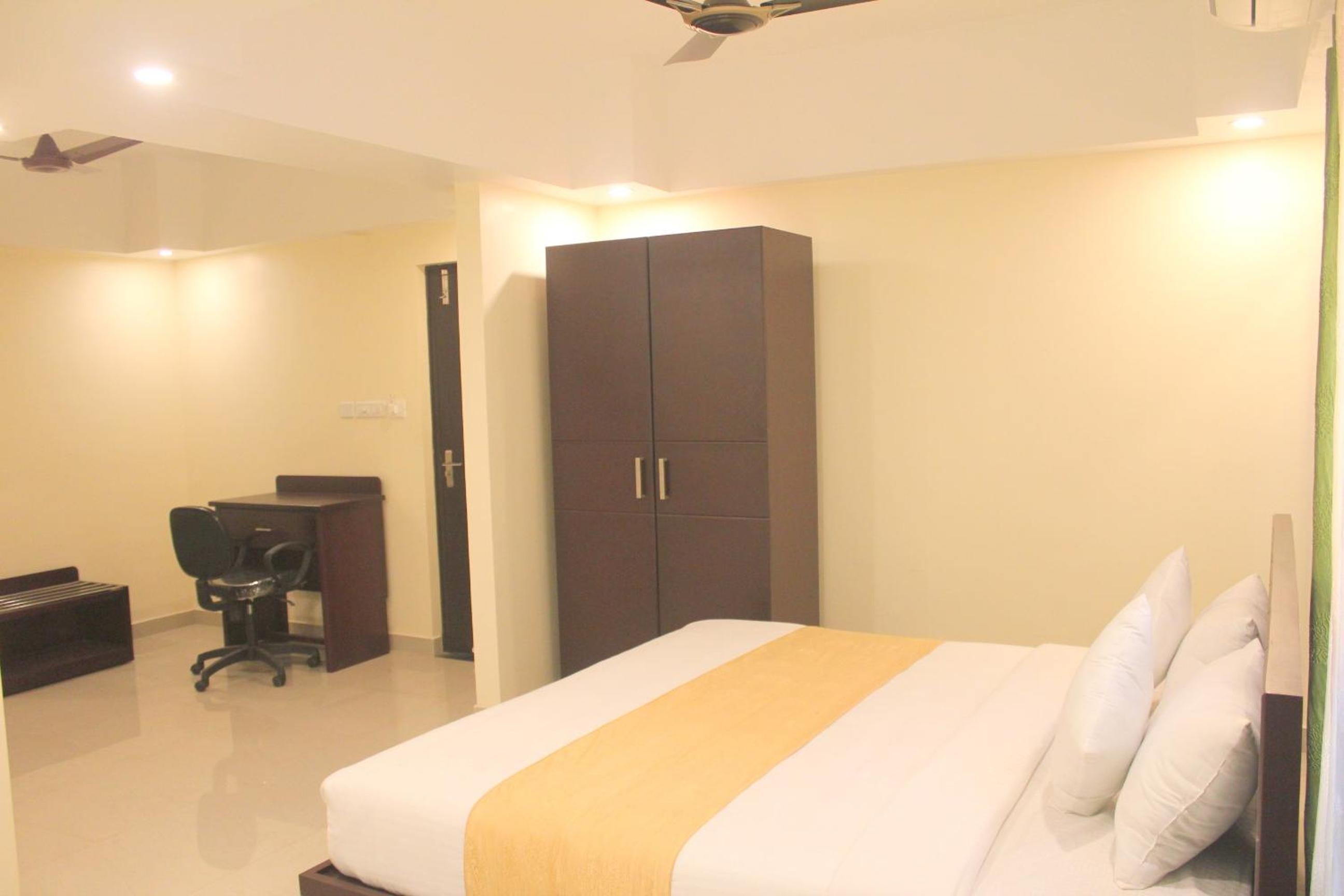 Deluxe Double Room (2 Adults + 1 Child) - Photo 1