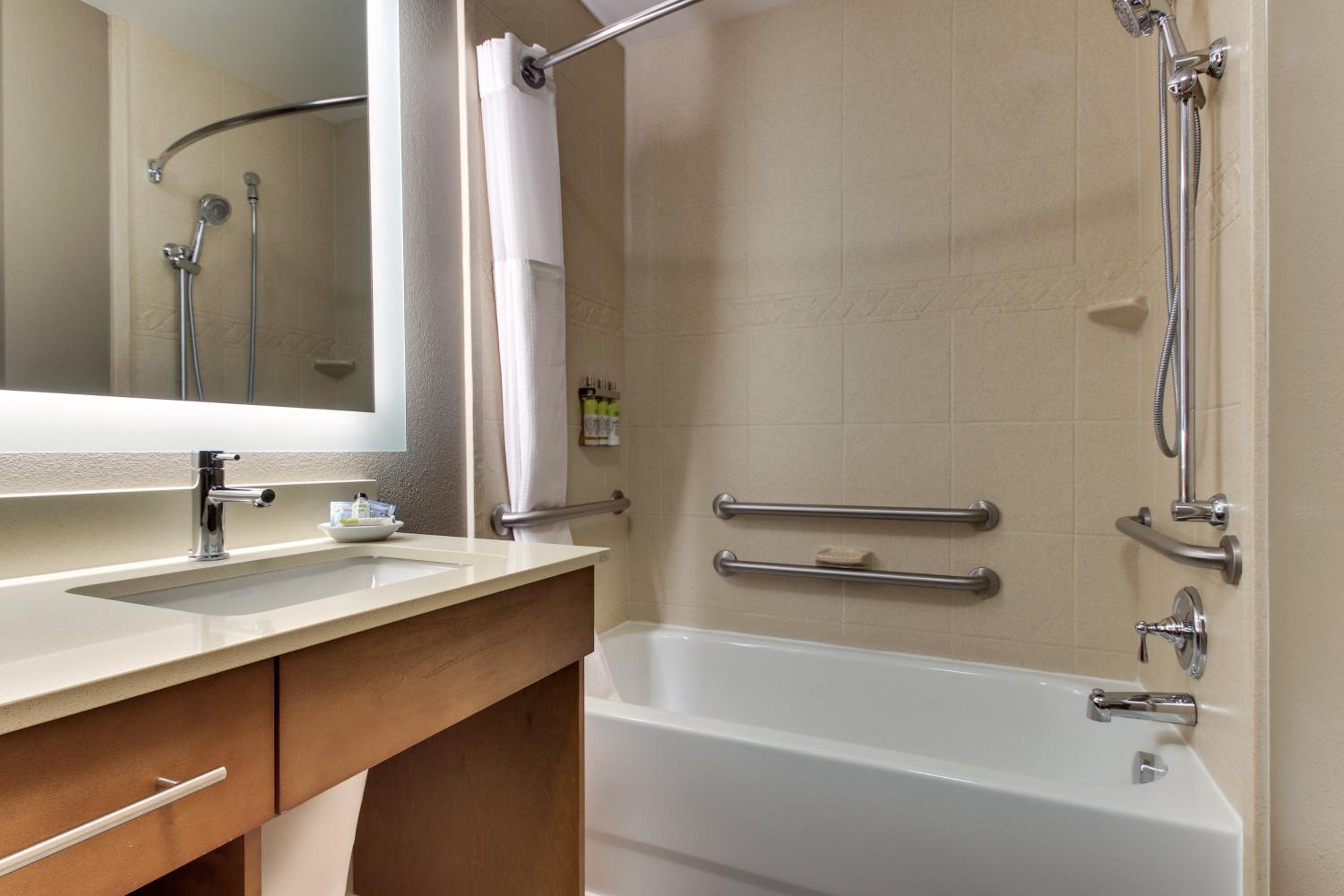 Queen Studio Suite with Batch Tub - Mobility Accessible - Non-Smoking - Photo 4