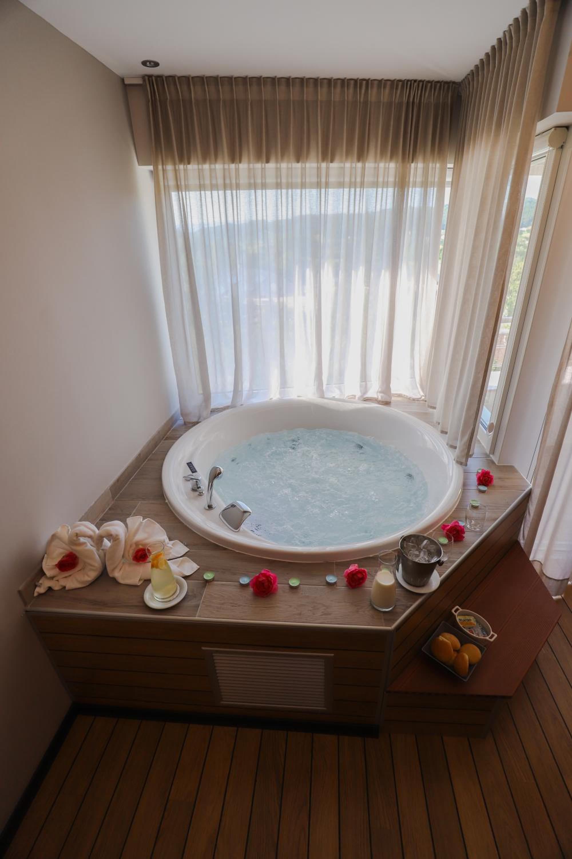 Double Room with Spa Bath and Balcony - Photo 5