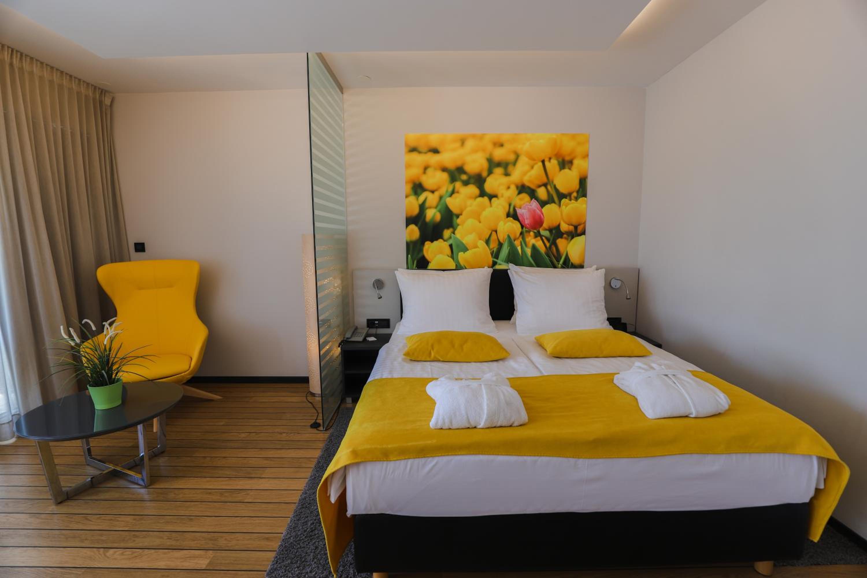 Double Room with Spa Bath and Balcony - Photo 4