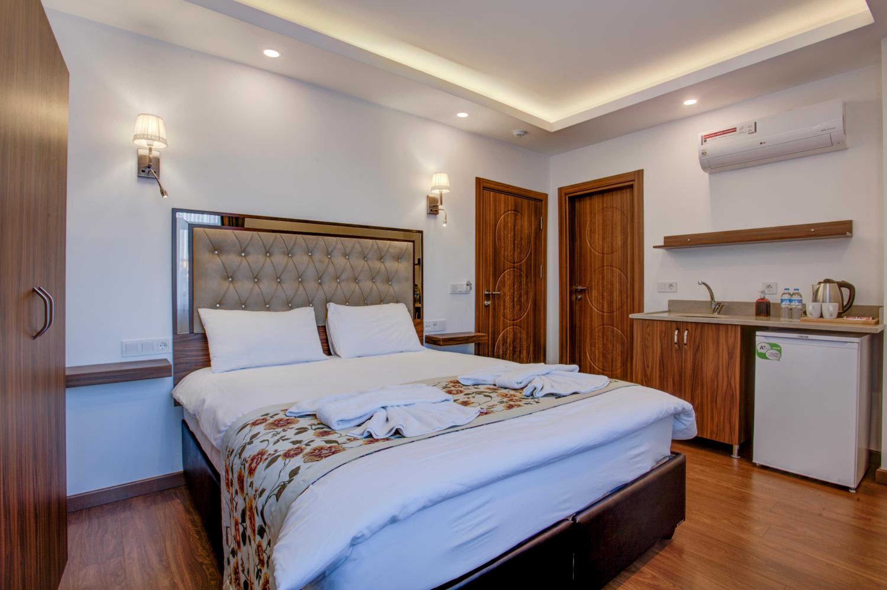 Double Room with Partial Sea View photo 2