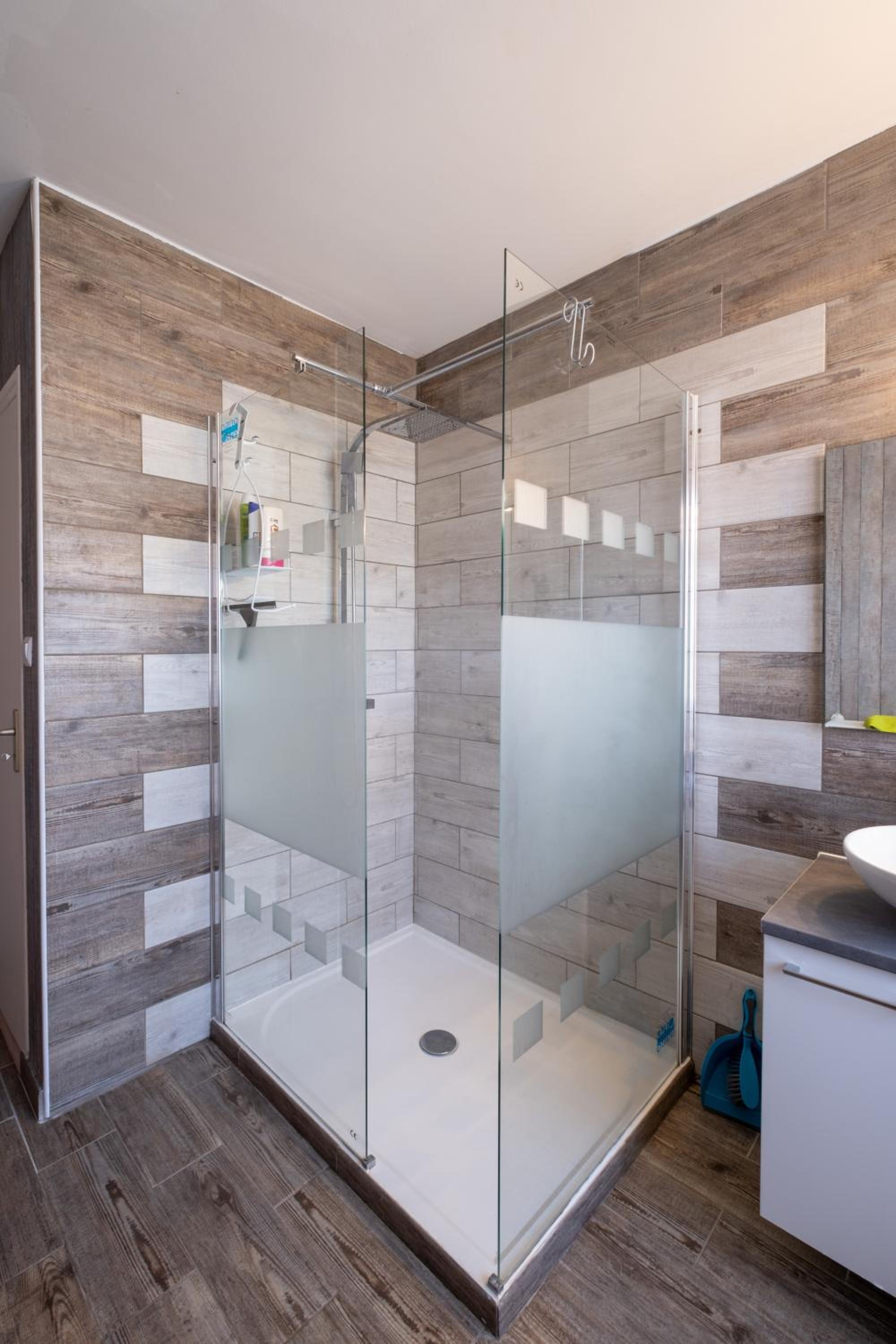 Family Room with Private Bathroom - Photo 17