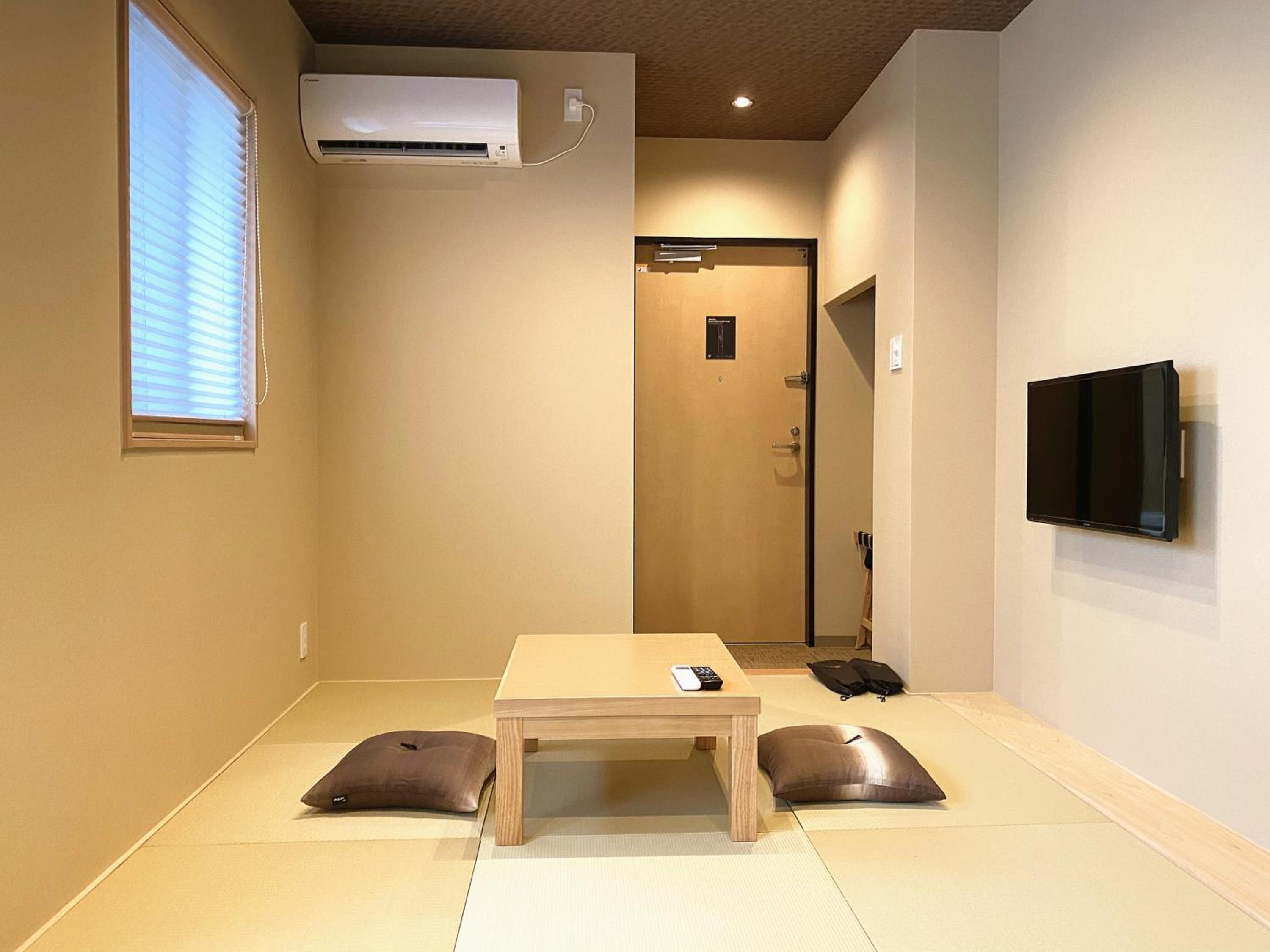 Economy Twin Room - Photo 9