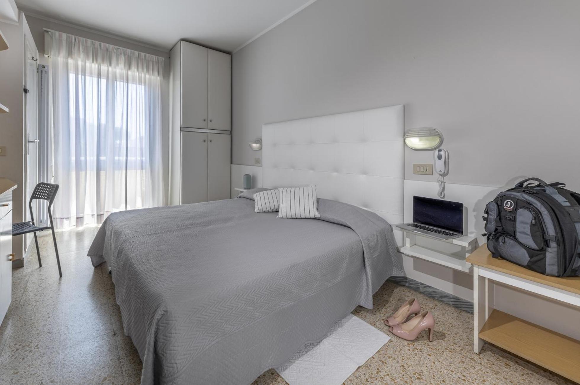 Standard Double or Twin Room - Photo 6