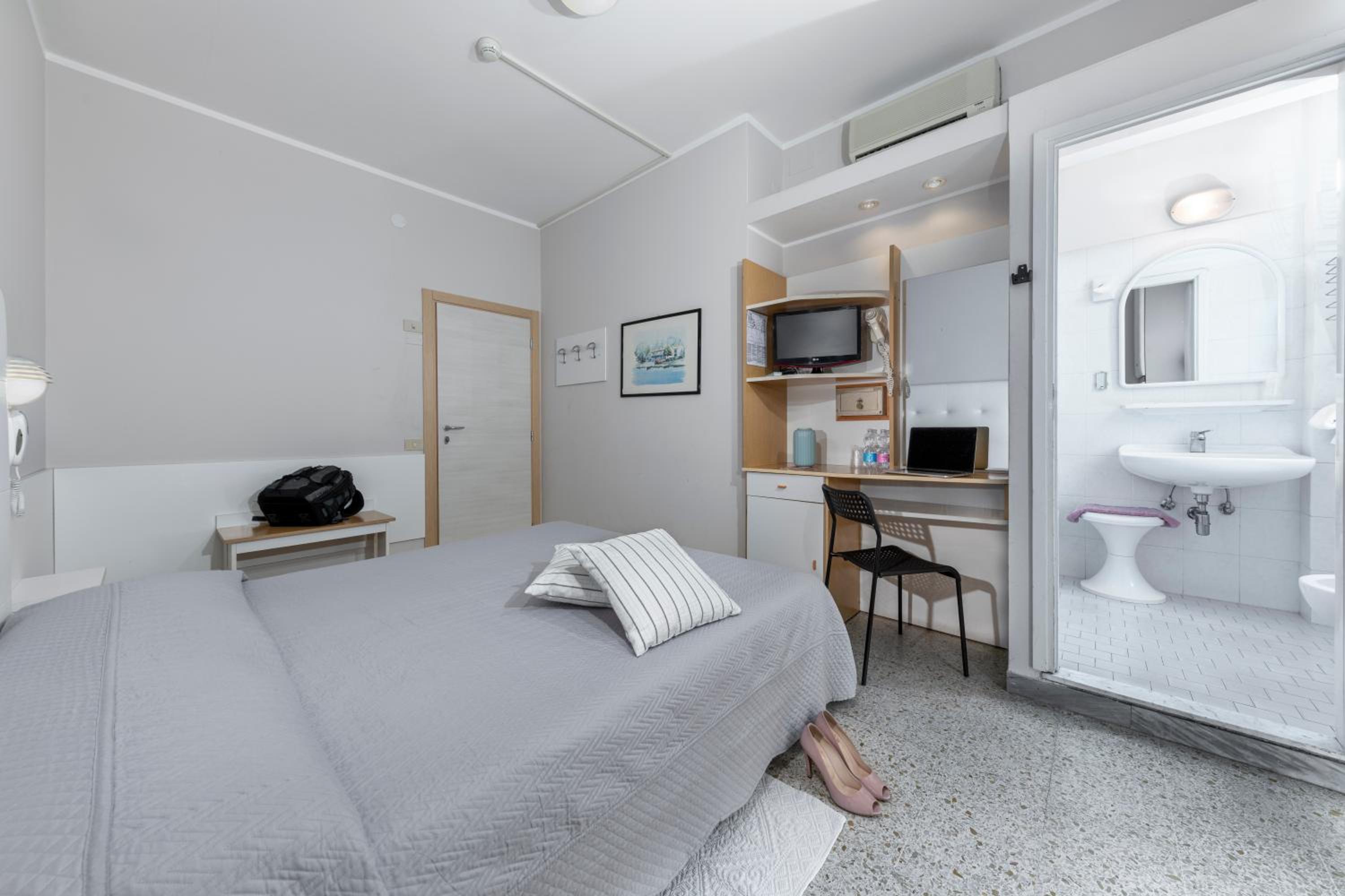 Standard Double or Twin Room - Photo 7