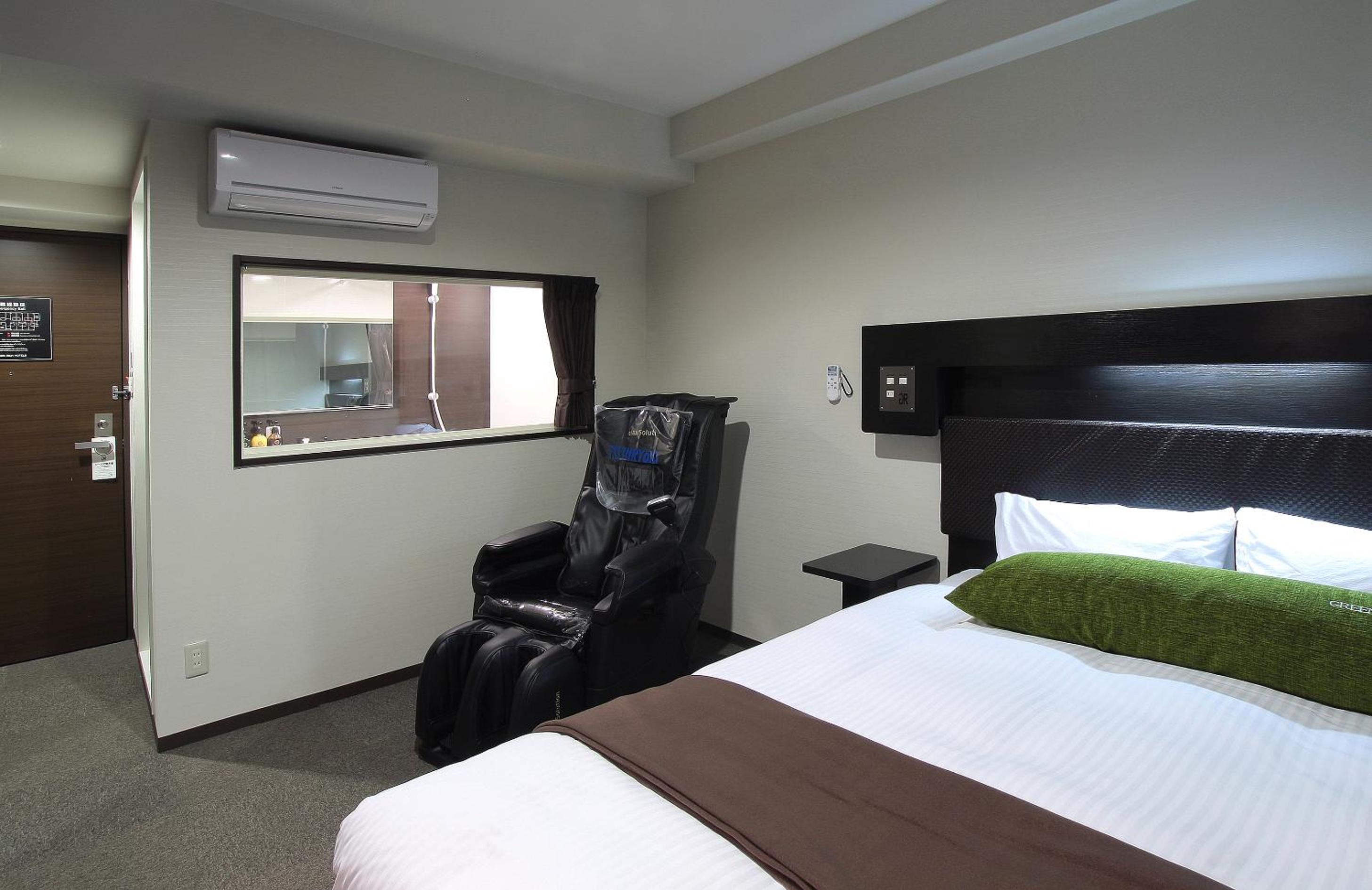 Premium Queen Room with Massage Chair - Smoking photo 3