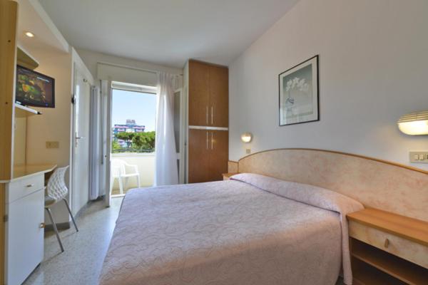 Standard Double or Twin Room - Photo 8