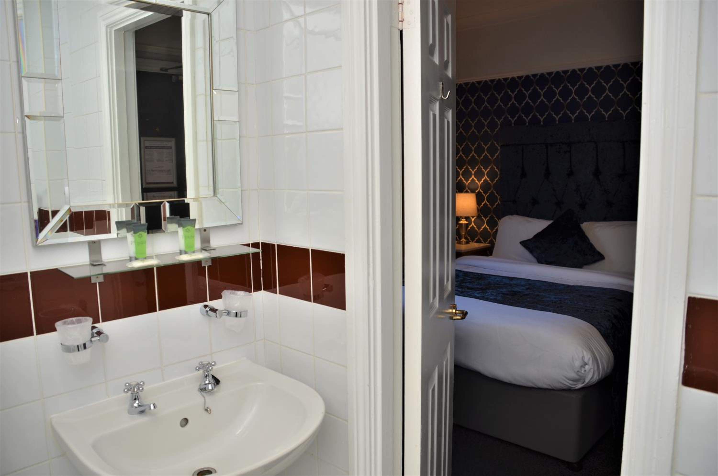 Standard Double or Twin Room photo 3