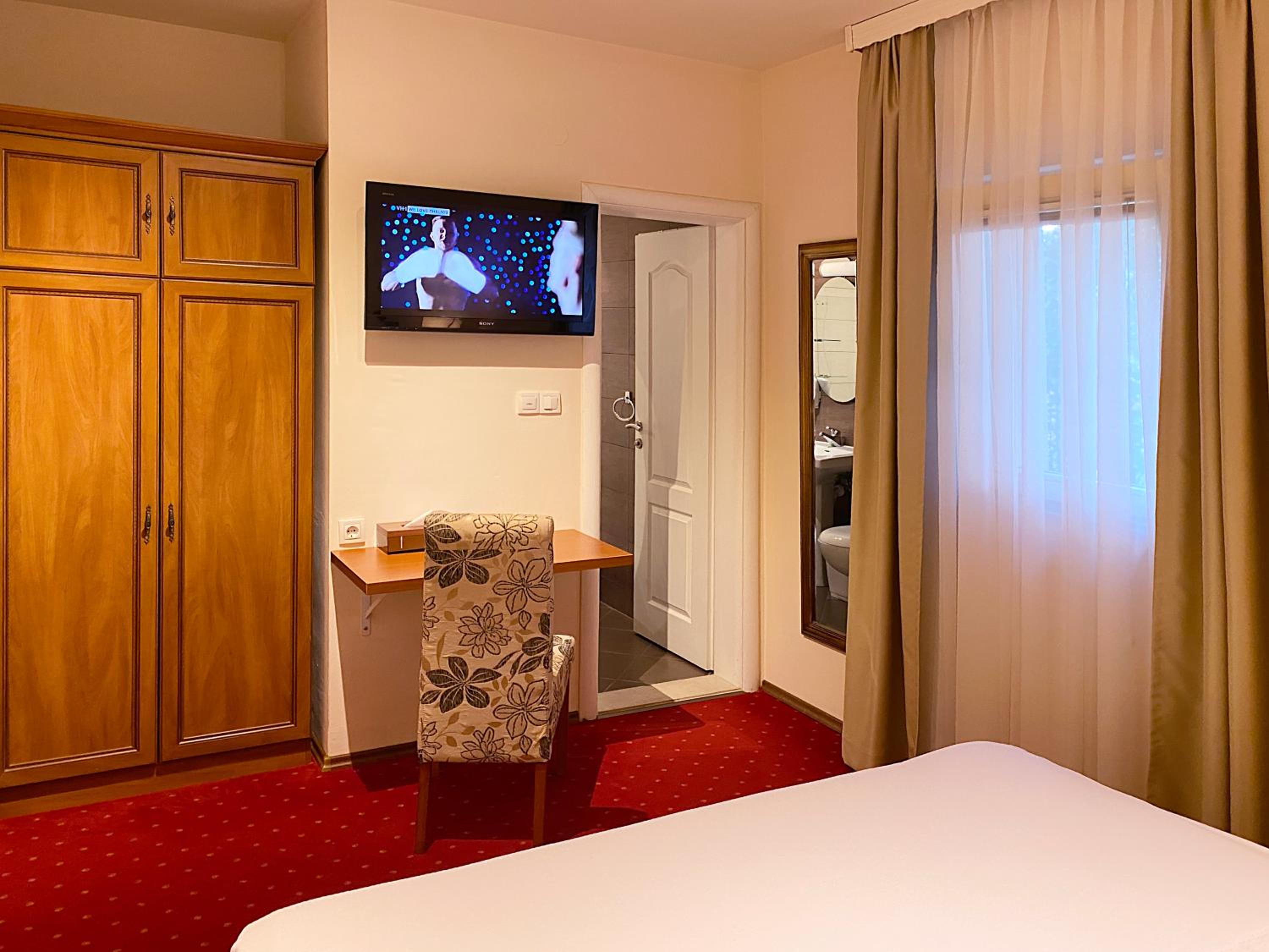 Queen Room photo 3