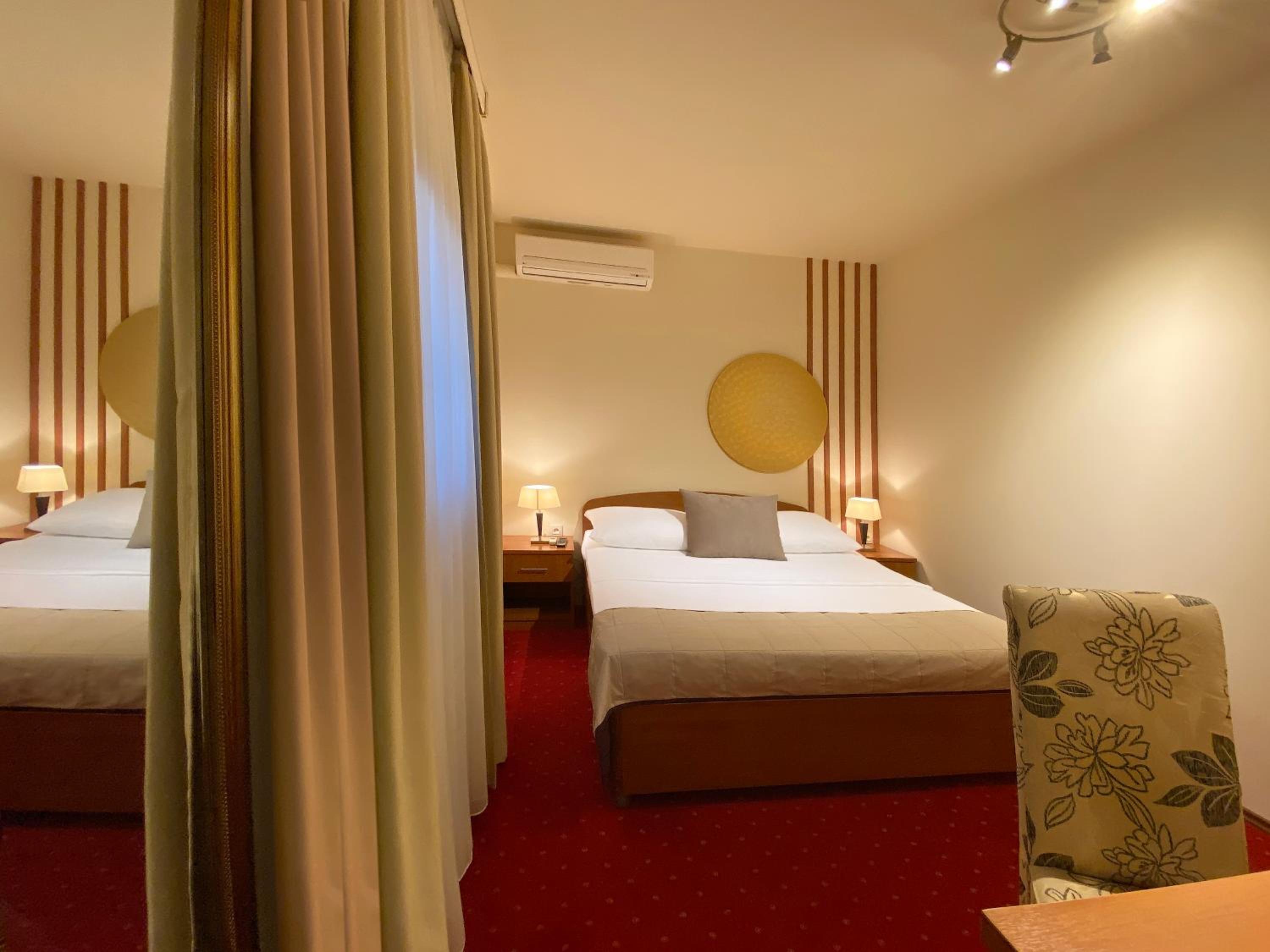 Queen Room photo 1