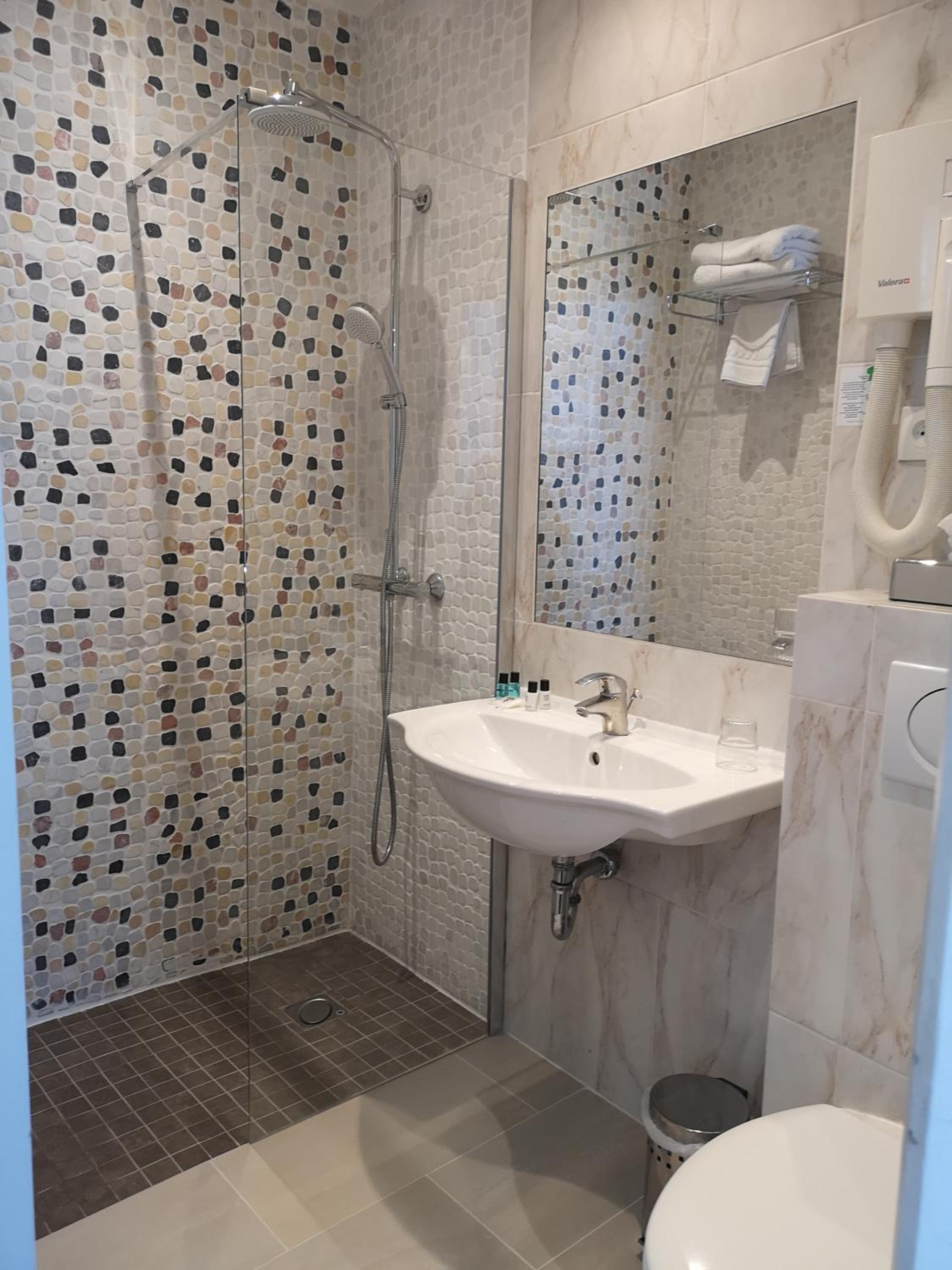 Double or Twin Room - Photo 6