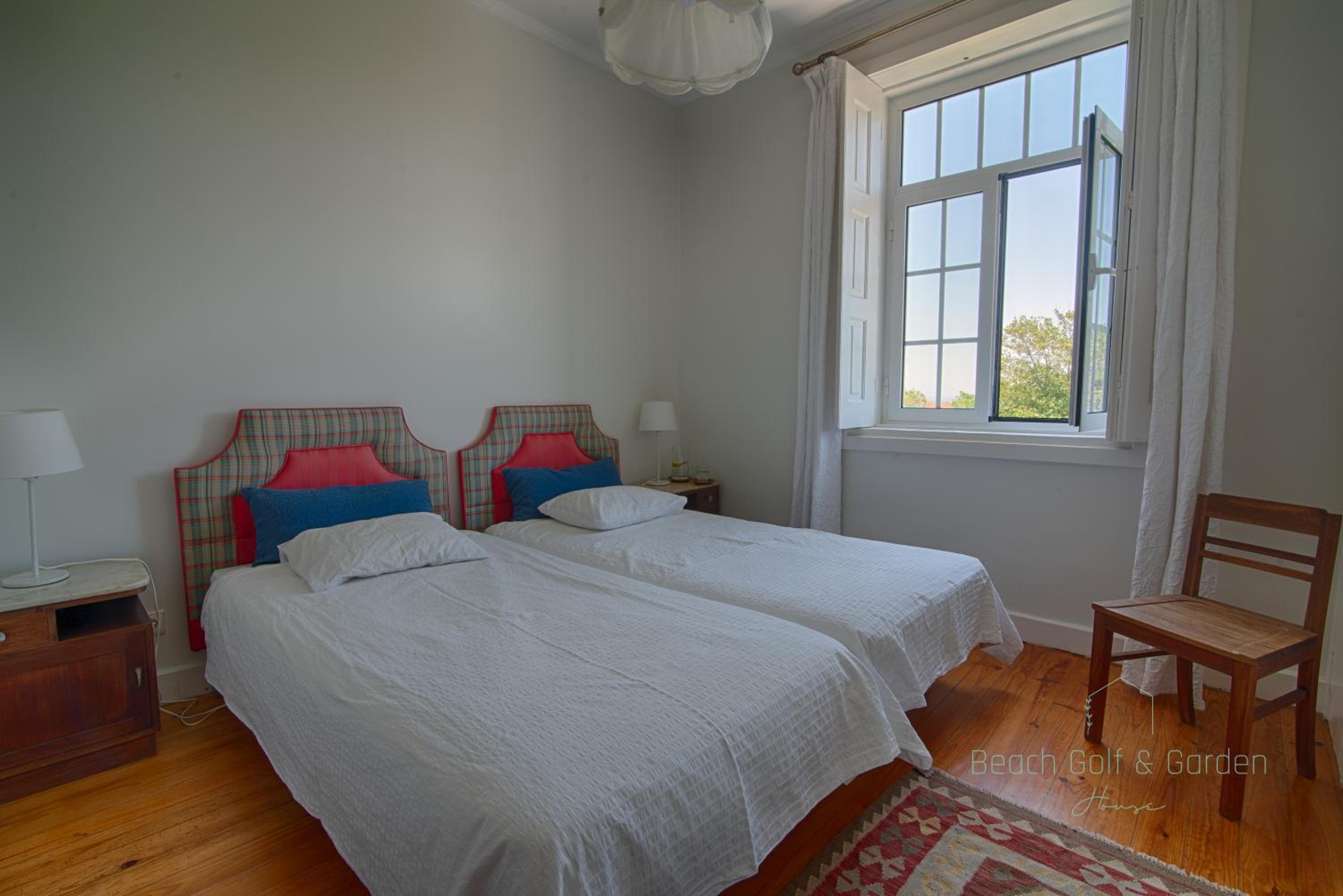 Five-Bedroom House photo 1