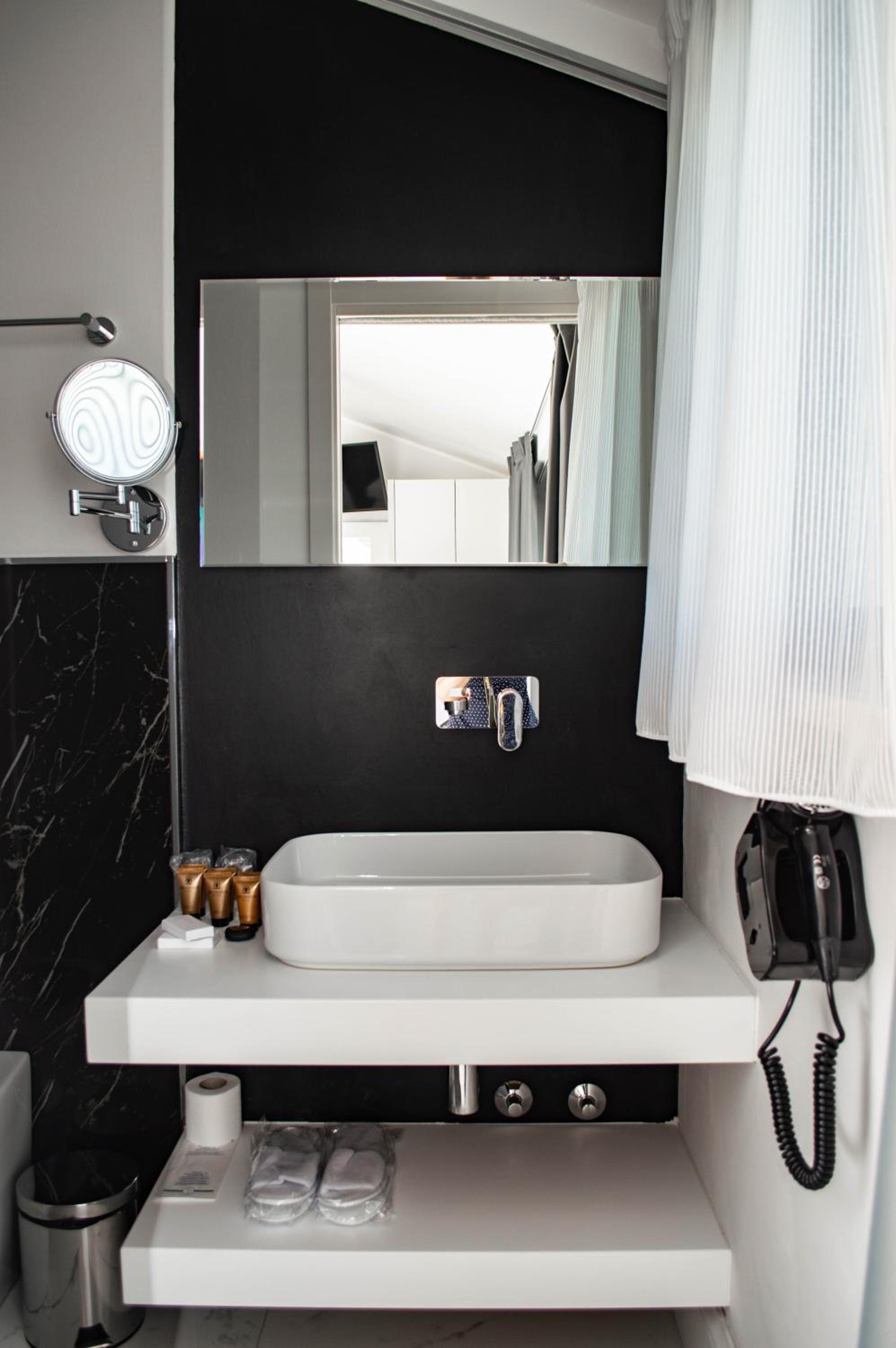 Suite with Lake View - Photo 7