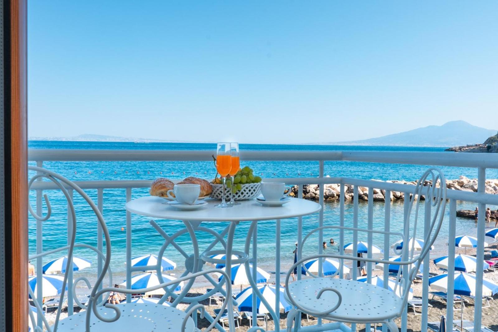 Double Room with Sea View - Photo 9