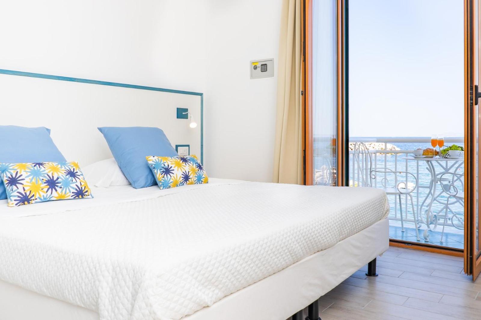 Double Room with Sea View - Photo 6
