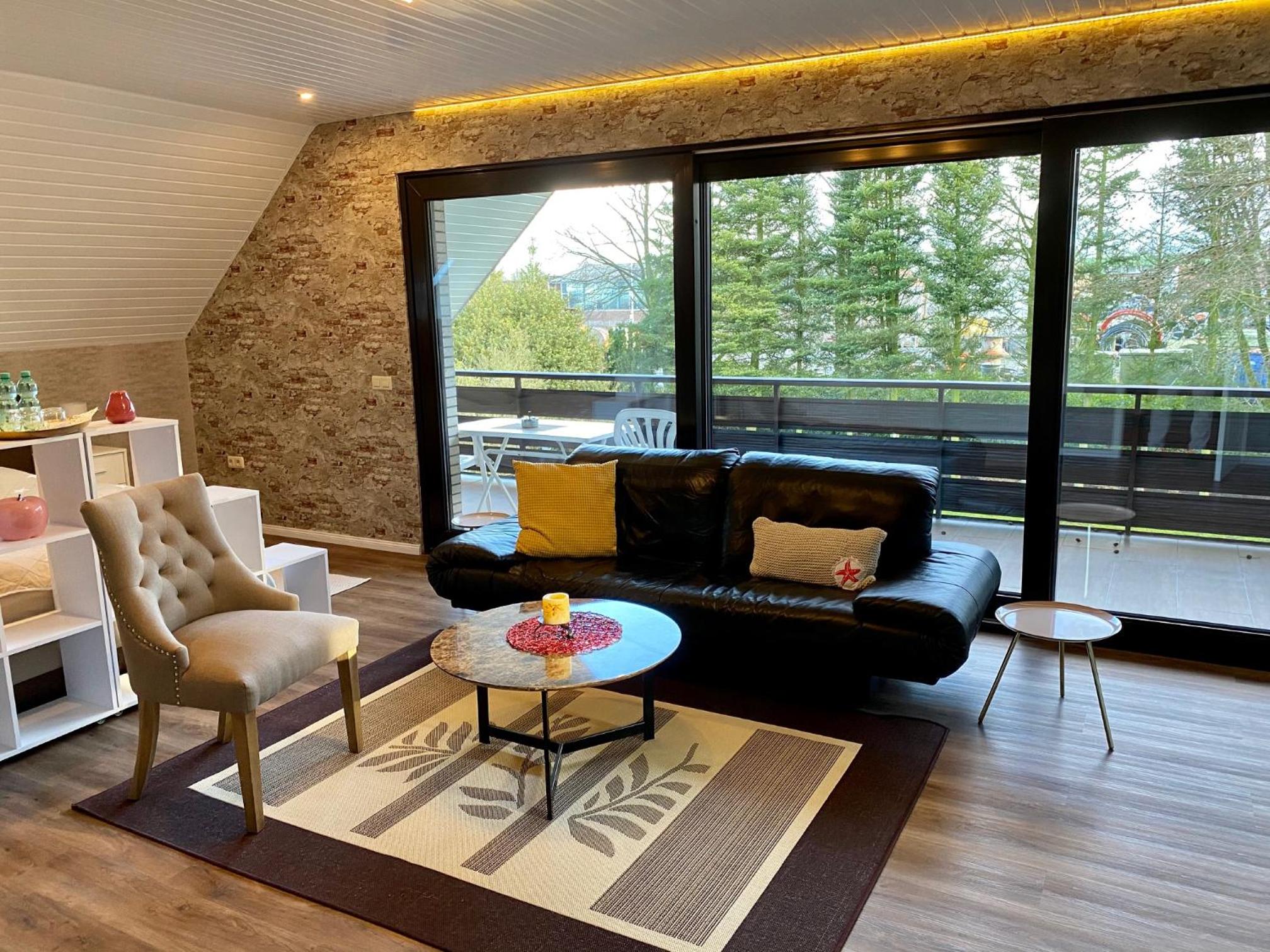 Deluxe Double Room with Balcony - Photo 7