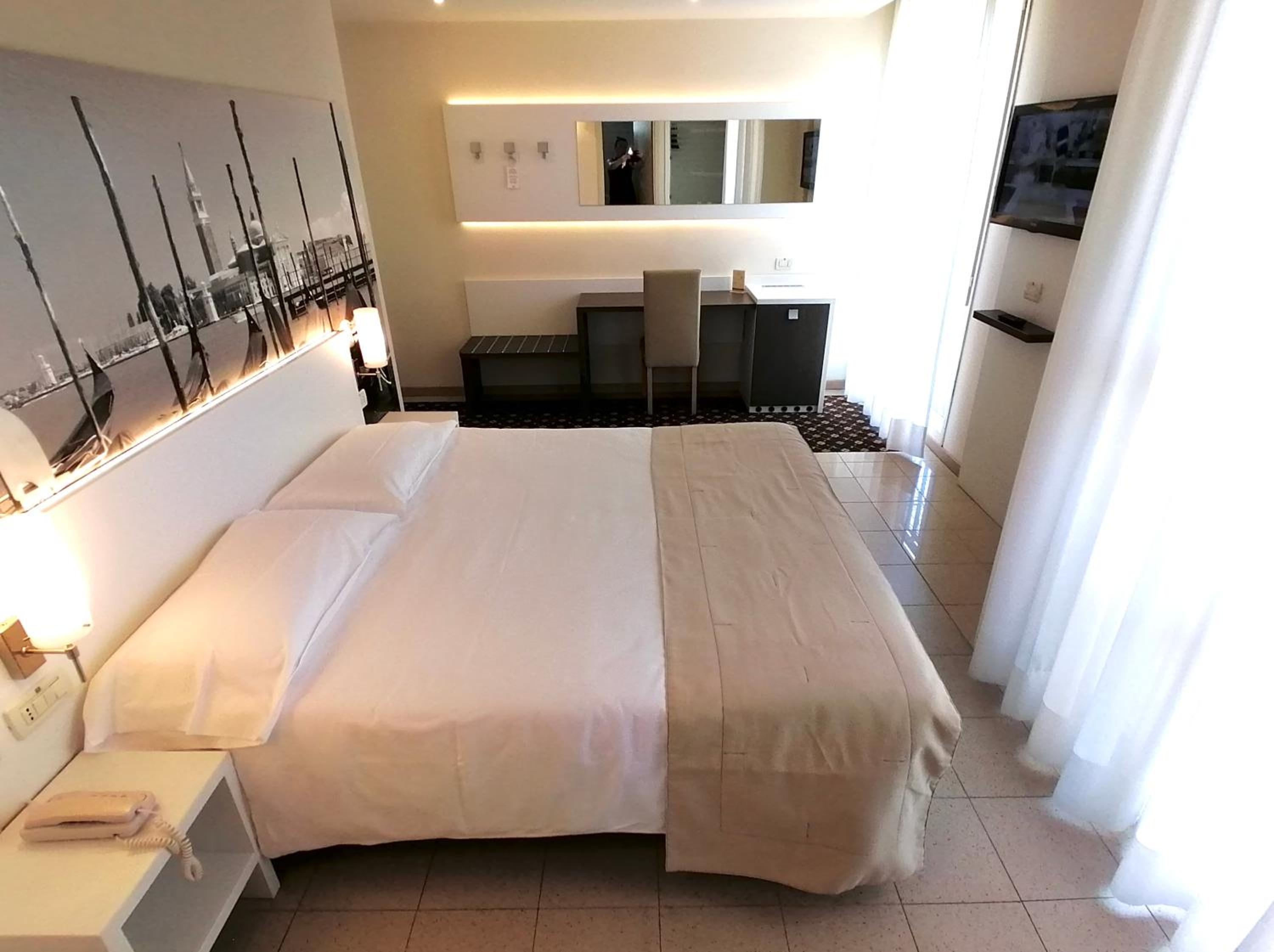 Triple Room with Balcony - Photo 13
