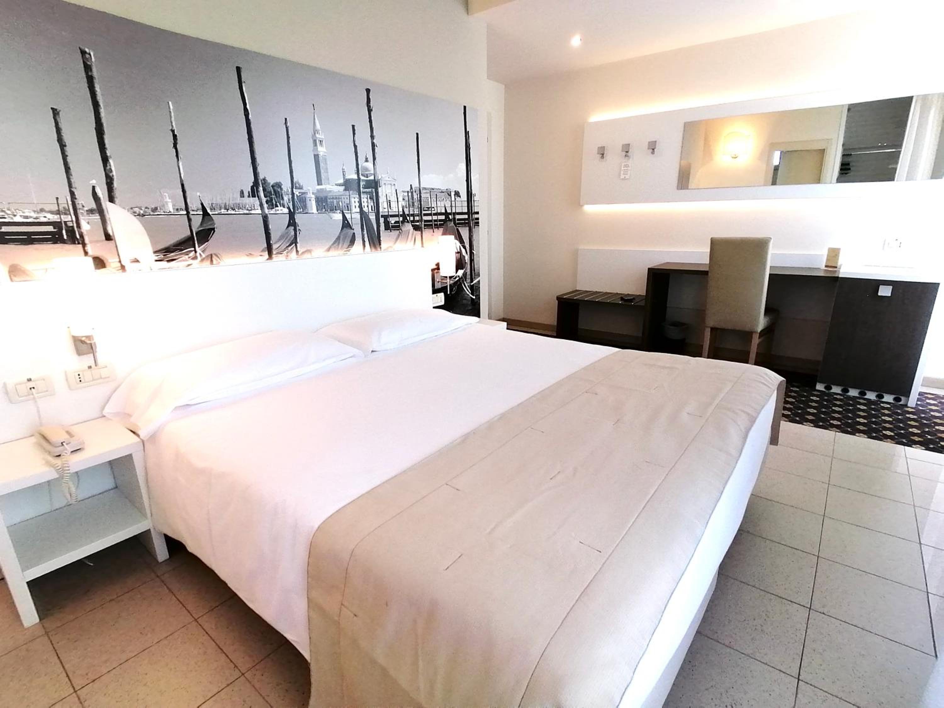 Triple Room with Balcony - Photo 12