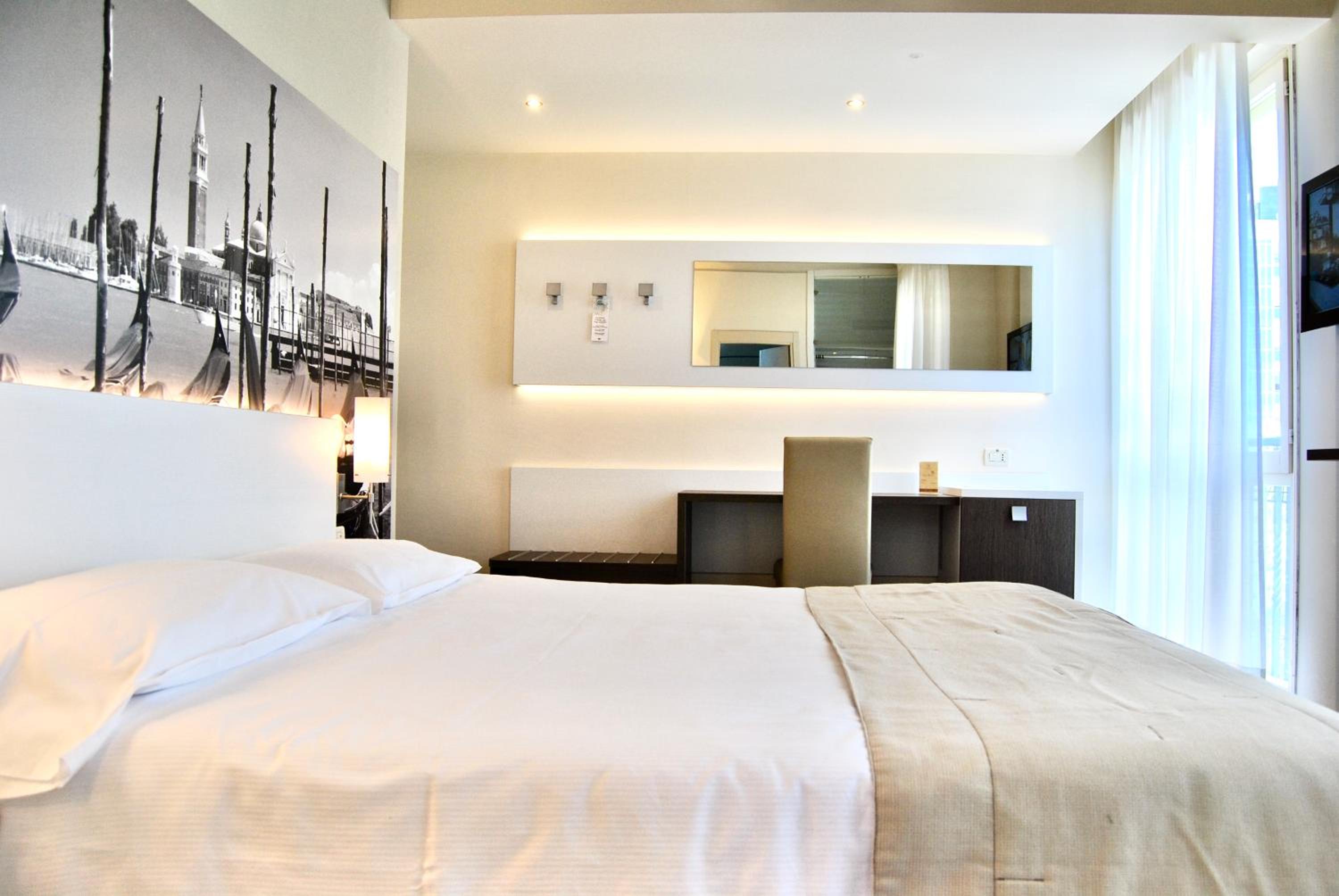 Triple Room with Balcony - Photo 5