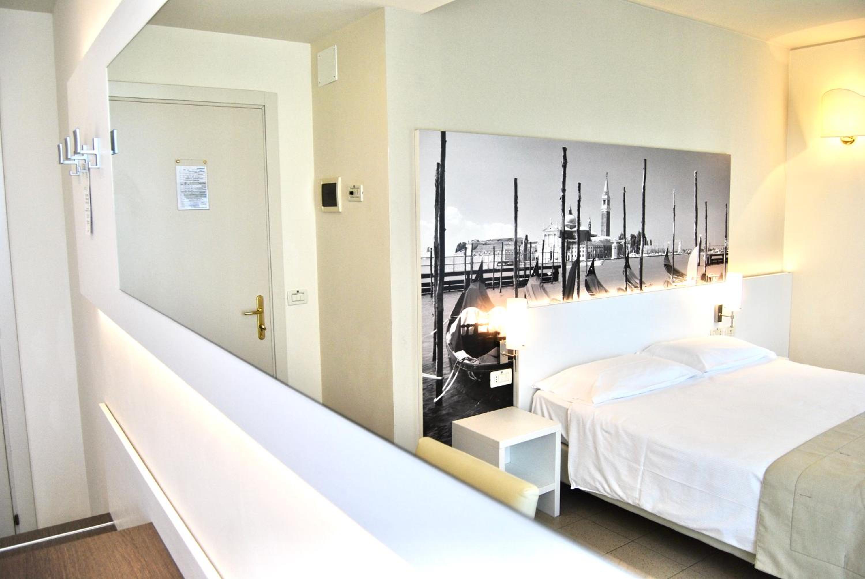 Triple Room with Balcony - Photo 11