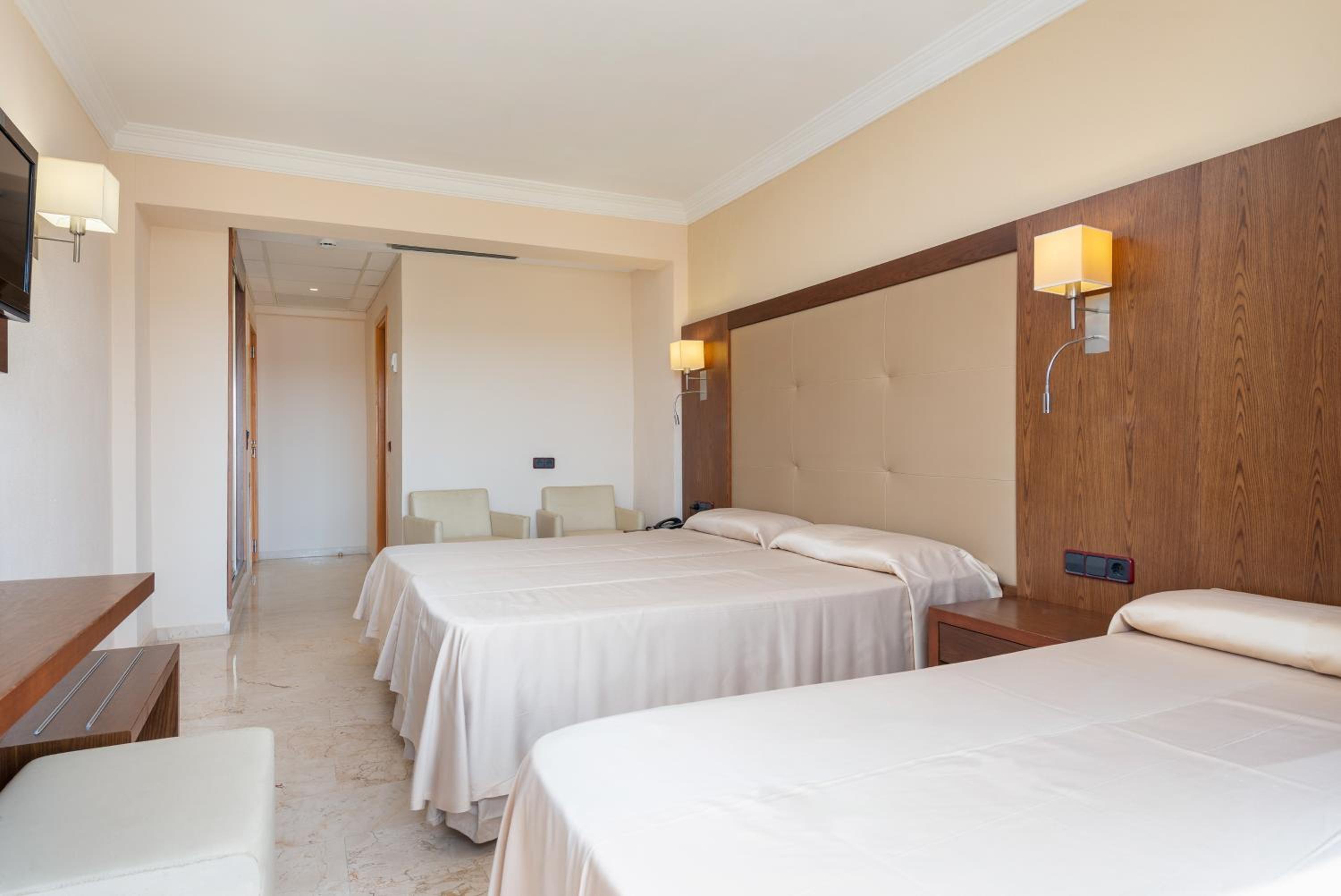 Double or Twin Room with Extra Bed and Balcony (3 Adults) photo 2