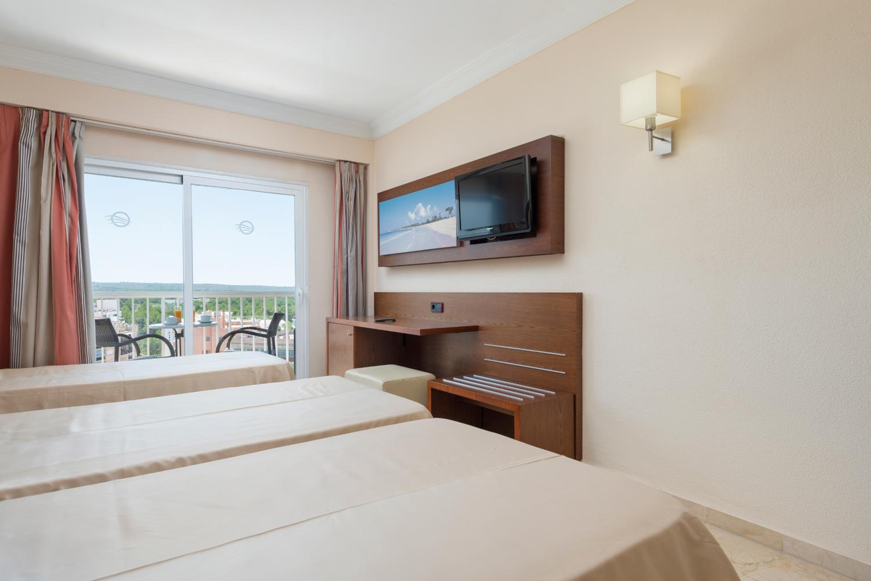 Double or Twin Room with Extra Bed and Balcony (3 Adults) photo 3