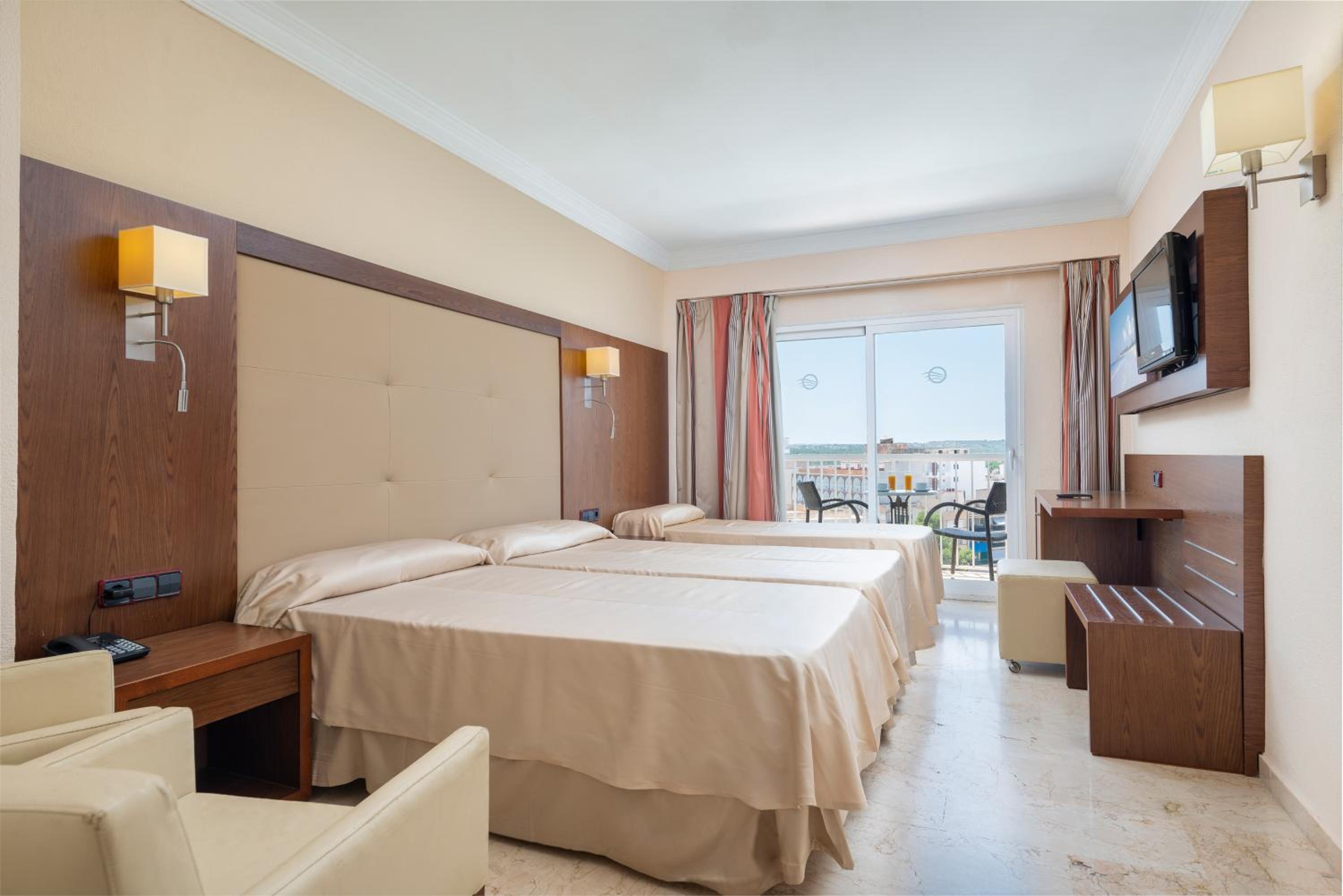 Habitación Doble o Twin con cama supletoria y balcón (3 adultos)