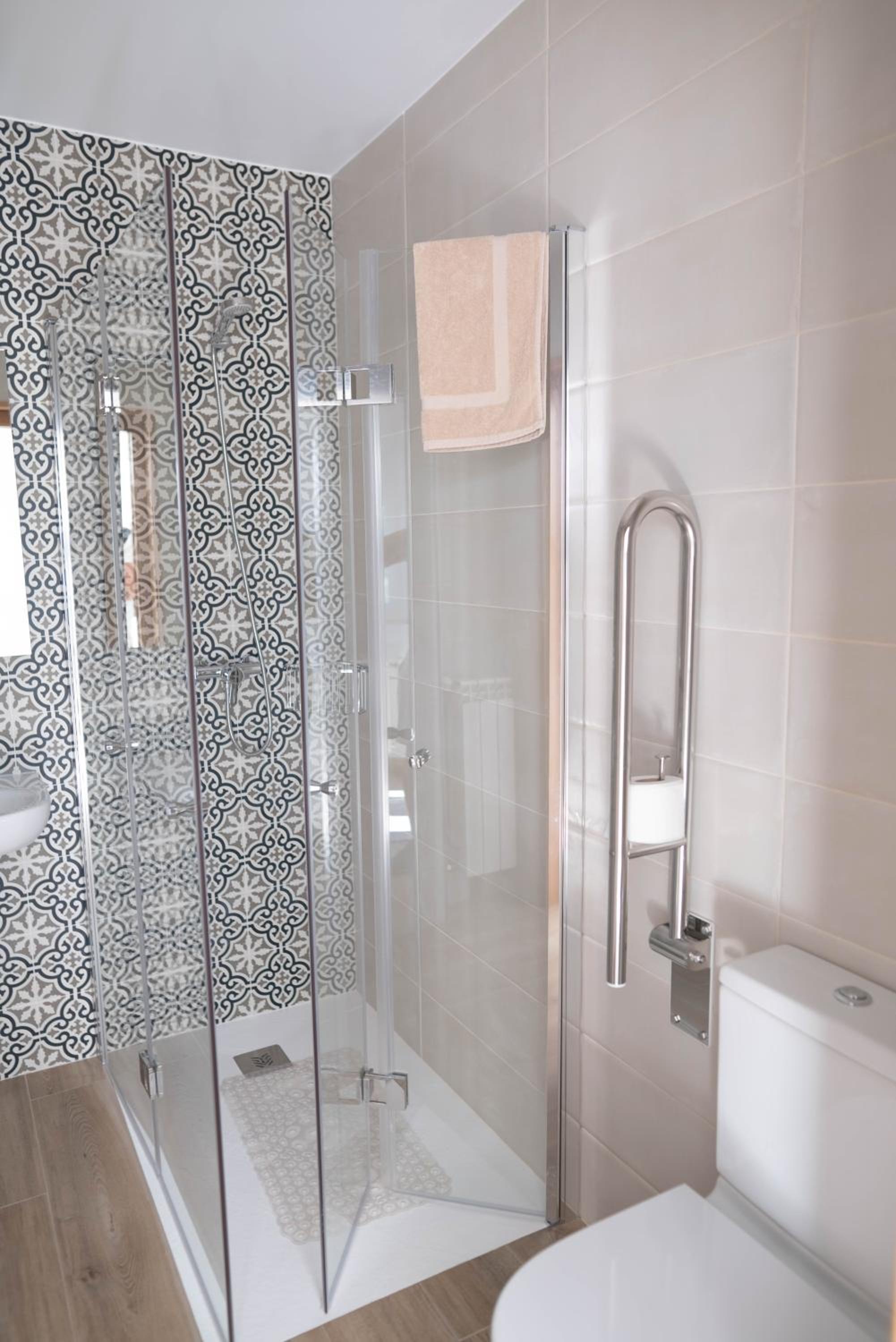 Twin Room with Private Bathroom photo 2