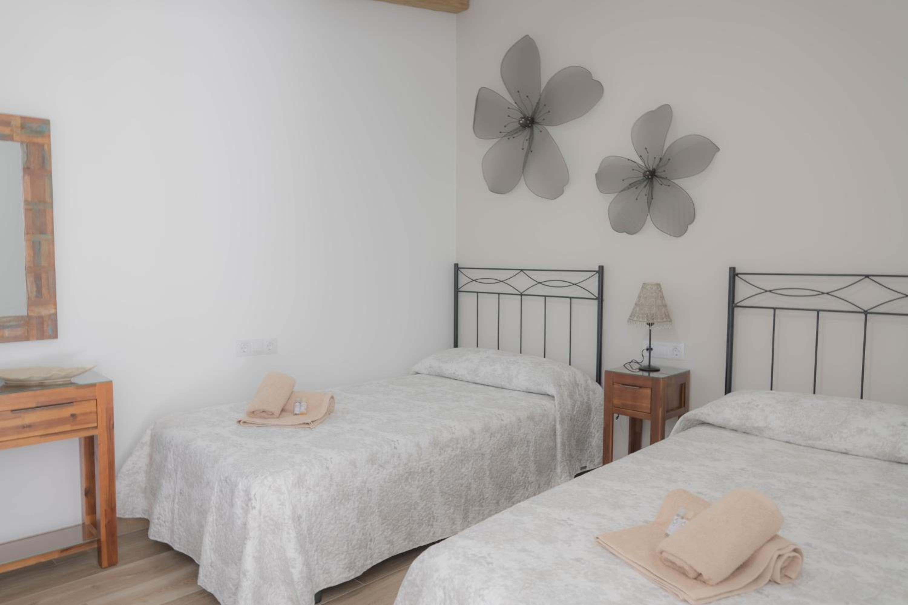 Twin Room with Private Bathroom photo 2