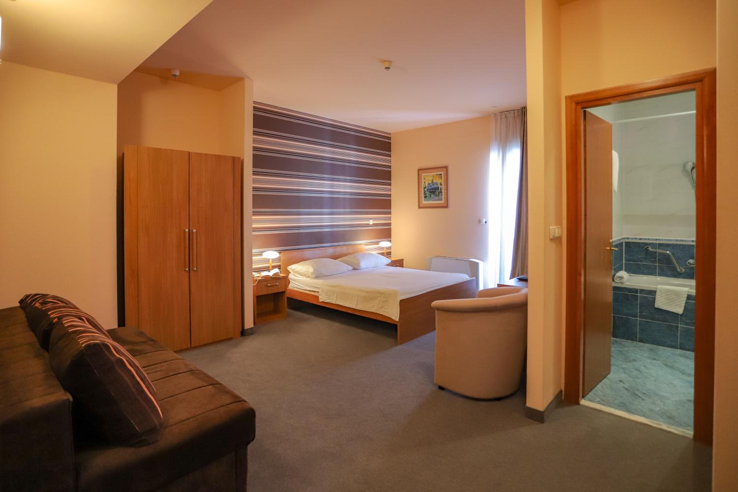 Economy Triple Room - Photo 4