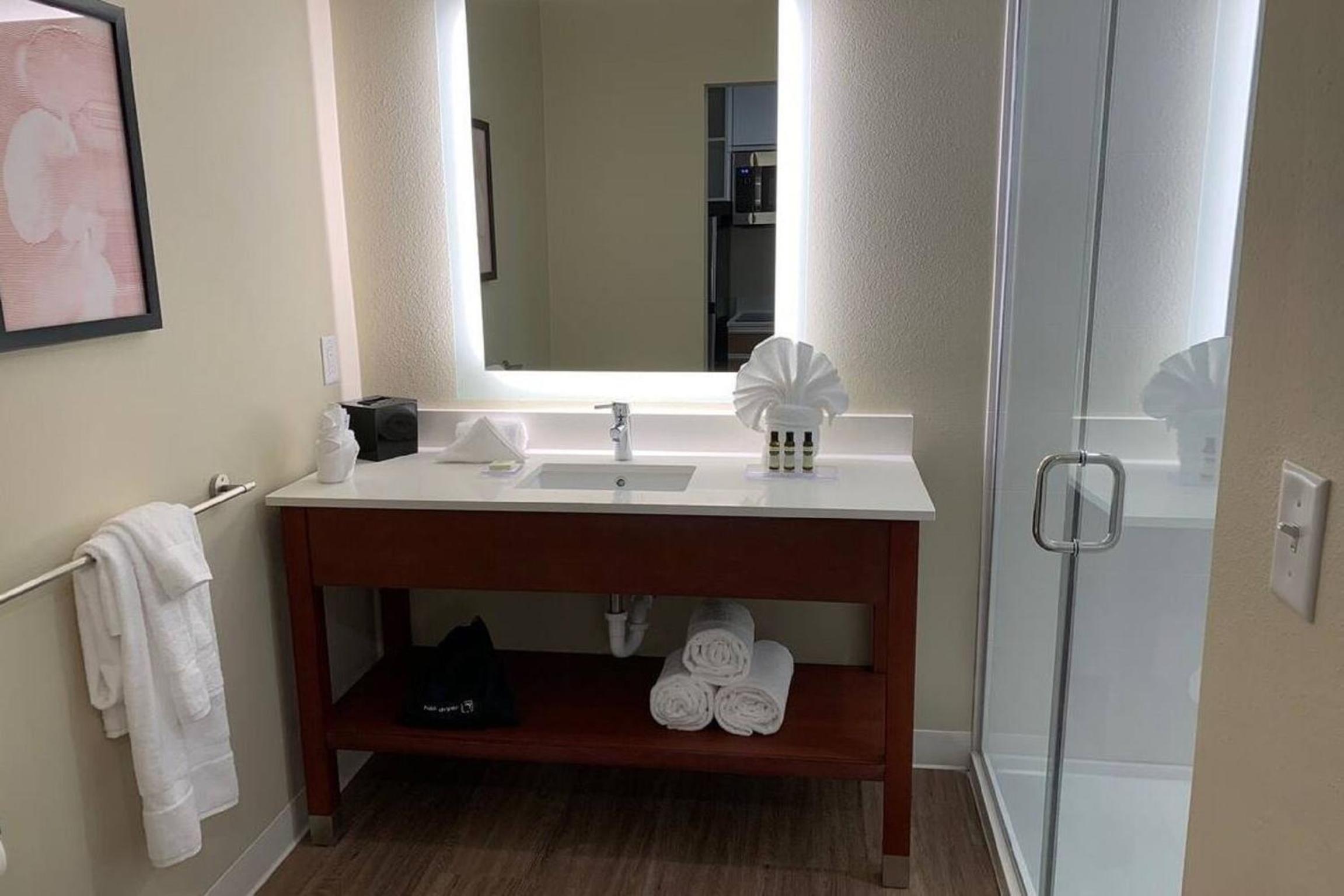 1 Queen Bed, Mobility/Hearing Access Studio Suite, Tub w/ Grab Bars, Non-Smoking photo 3
