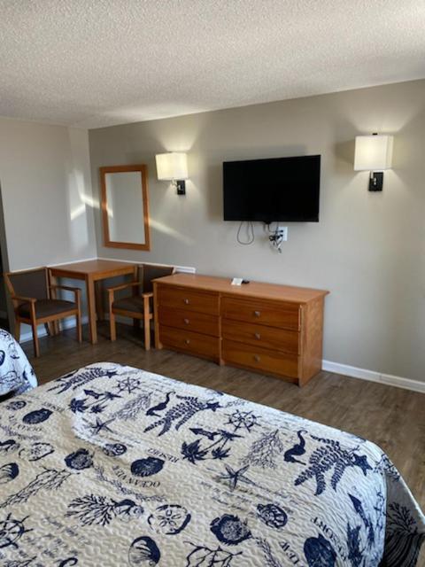 Queen Room with Two Queen Beds - Non-Smoking - Photo 6