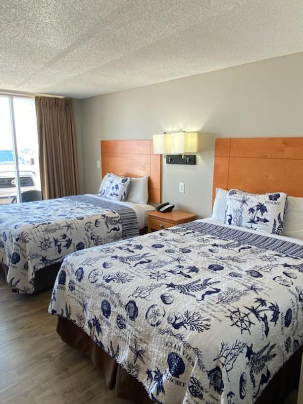 Queen Room with Two Queen Beds - Non-Smoking - Photo 1